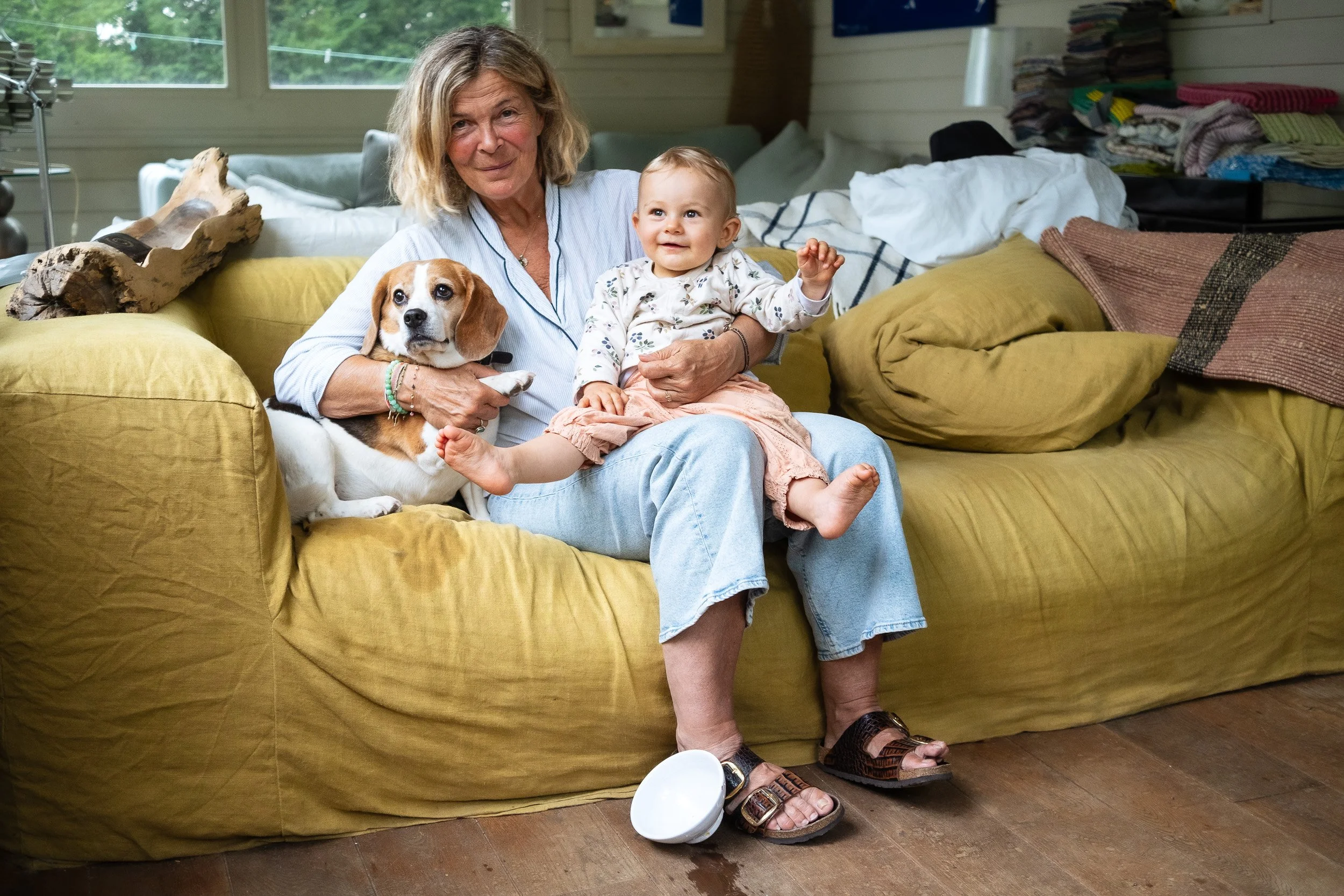 Portrait grand-mère petite-fille et leur chien, scène tendre et familiale — Guillaume Auray-Runel photographe famille Normandie
