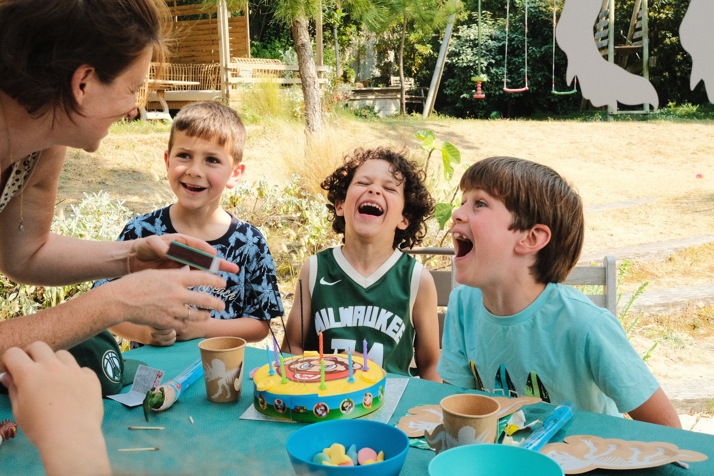 Goûter d'anniversaire d'un petit garçon, moment de fête spontané — Guillaume Auray-Runel photographe enfants Caen

