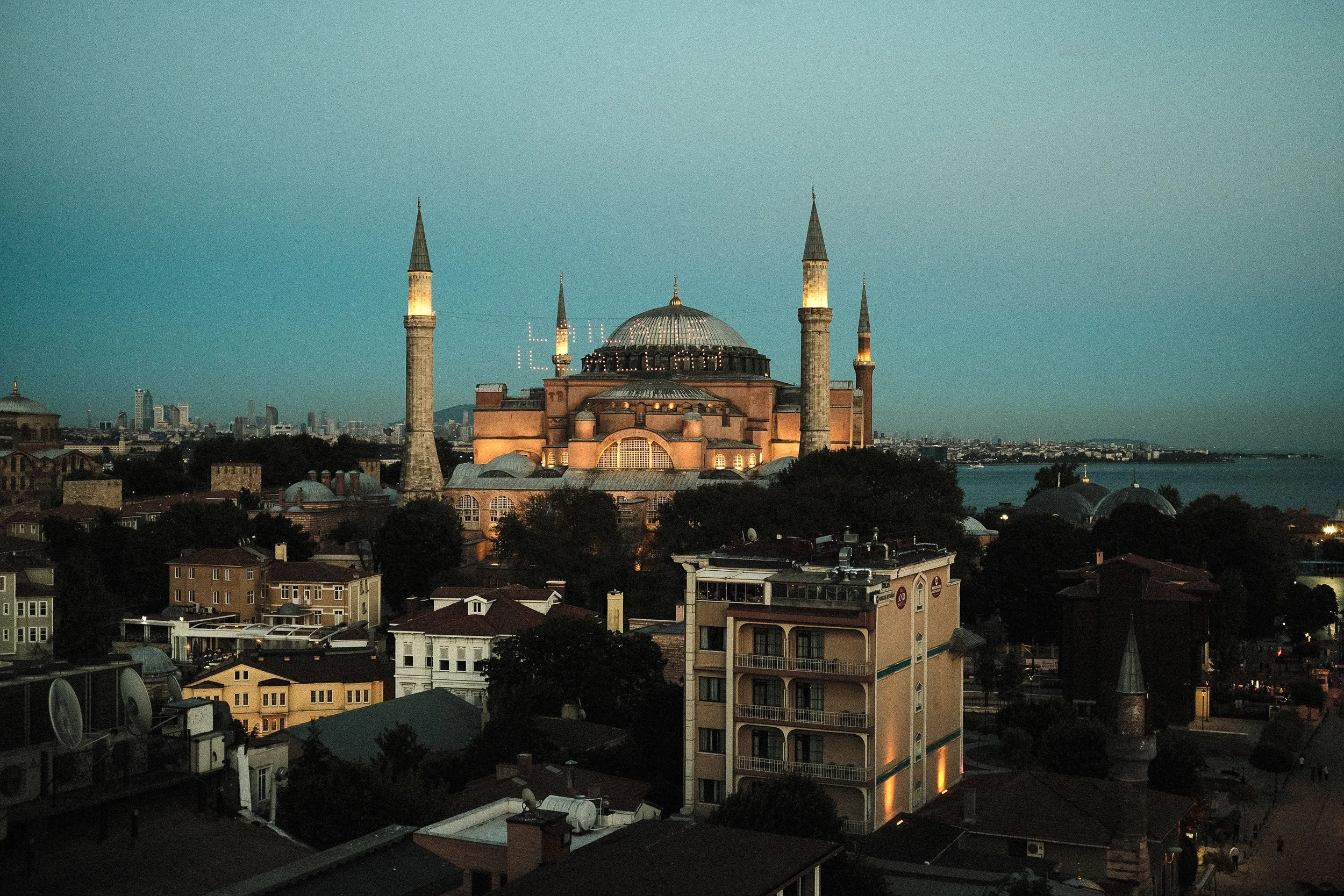 Sainte-Sophie à Istanbul photographiée au coucher du soleil, lumière dorée sur les silhouettes et l’architecture monumentale — Guillaume Auray-Runel photographie de voyage Istanbul