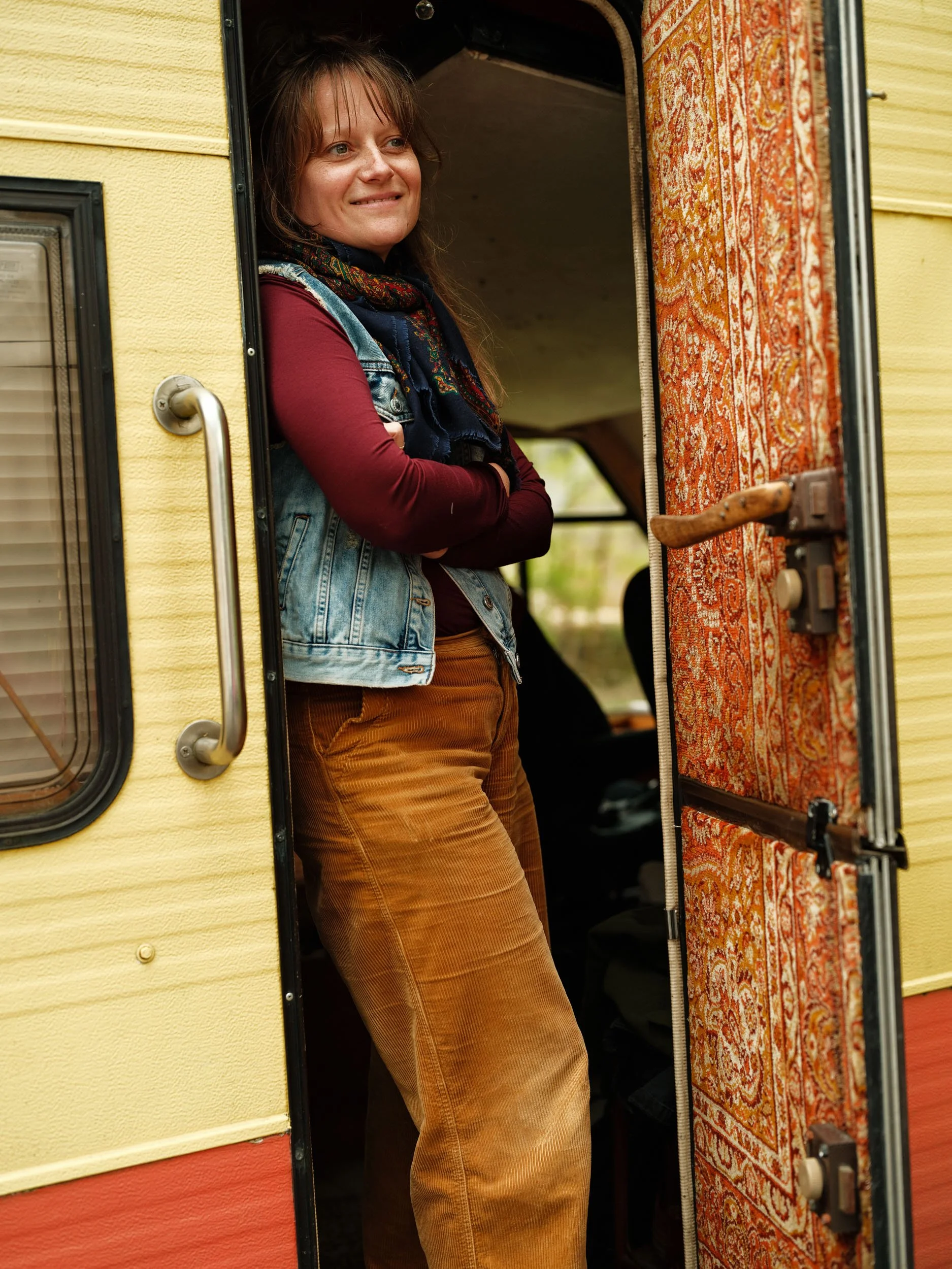 Portrait comédienne sortant d'une caravane, image de coulisses — Guillaume Auray-Runel photographe spectacle Normandie