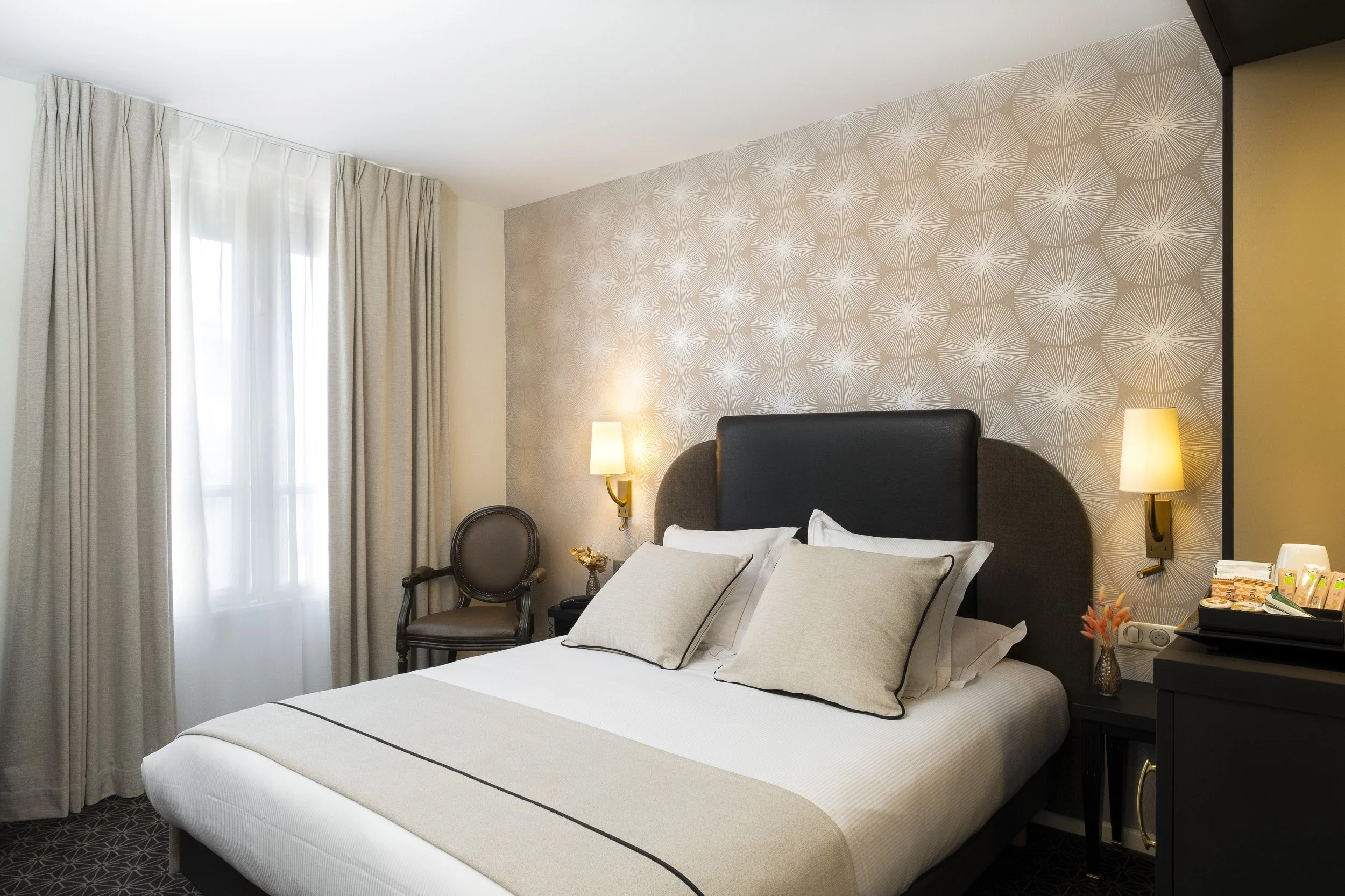 Chambre d’hôtel contemporaine au design moderne et épuré, baignée d’une lumière douce — Guillaume Auray-Runel photographe hôtel Normandie