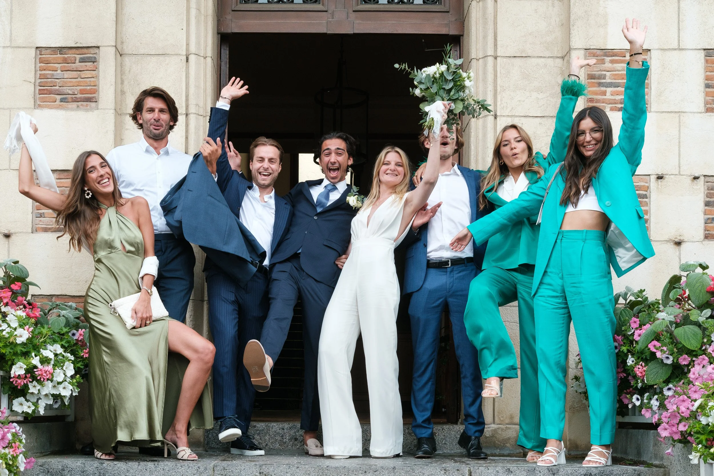 Sortie joyeuse de mariage devant la mairie, émotion et mouvement — Guillaume Auray-Runel photographe mariage Normandie