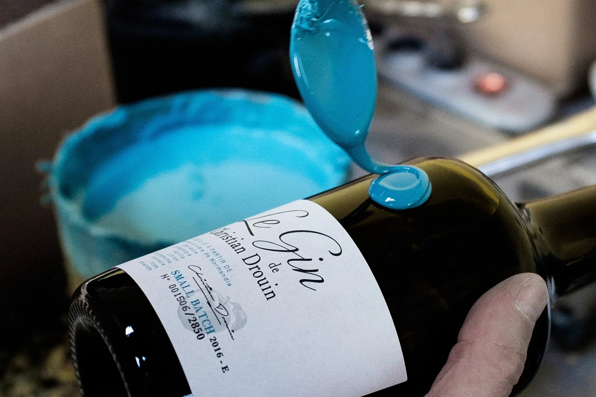 Artisan apposant un sceau de cire sur une bouteille de gin Christian Drouin, détail du savoir-faire et de la fabrication artisanale — Guillaume Auray-Runel photographe artisanat Caen