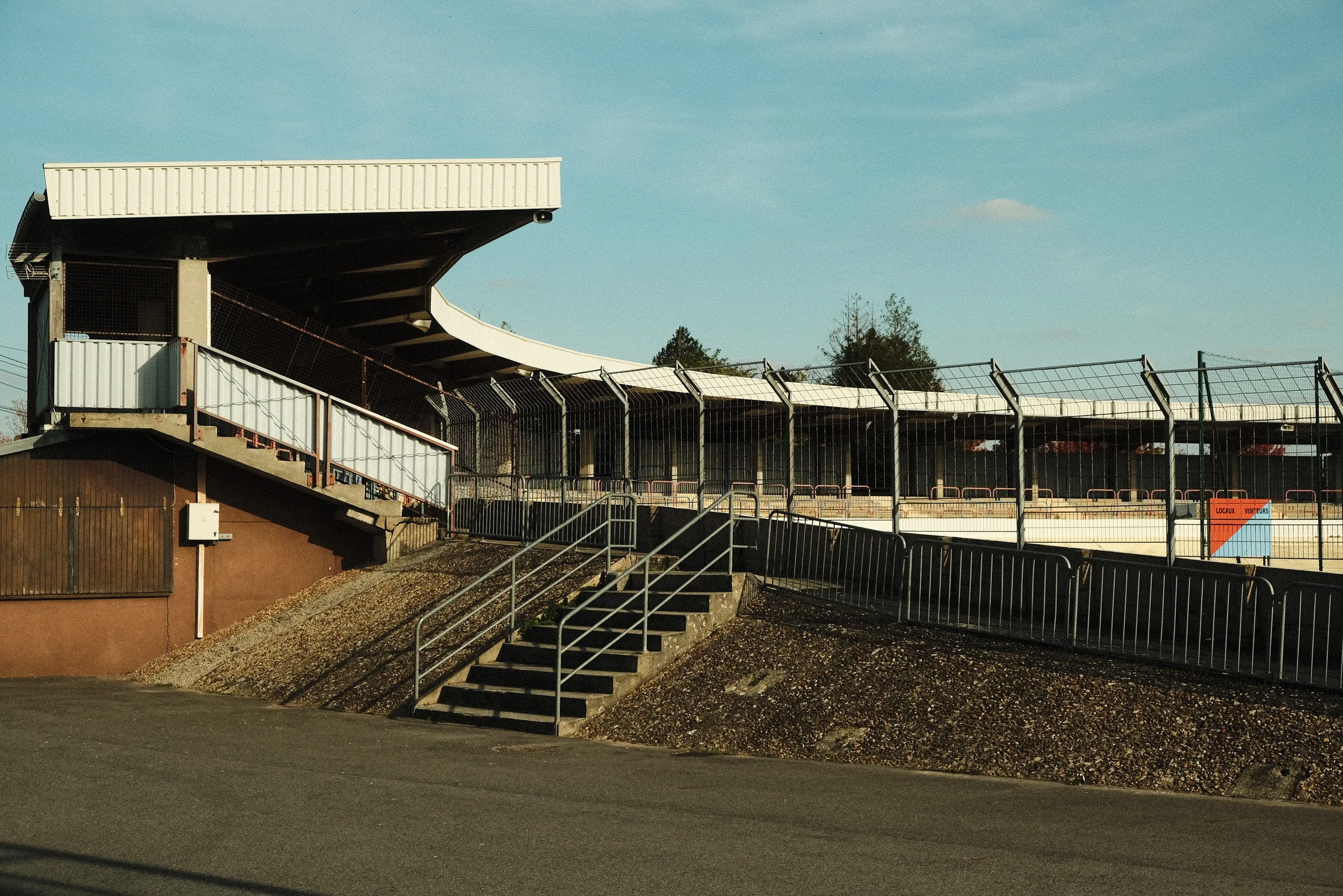 Stade municipal semblant abandonné, photographié dans une lumière calme et silencieuse — Guillaume Auray-Runel photographie atmosphère urbaine Caen
