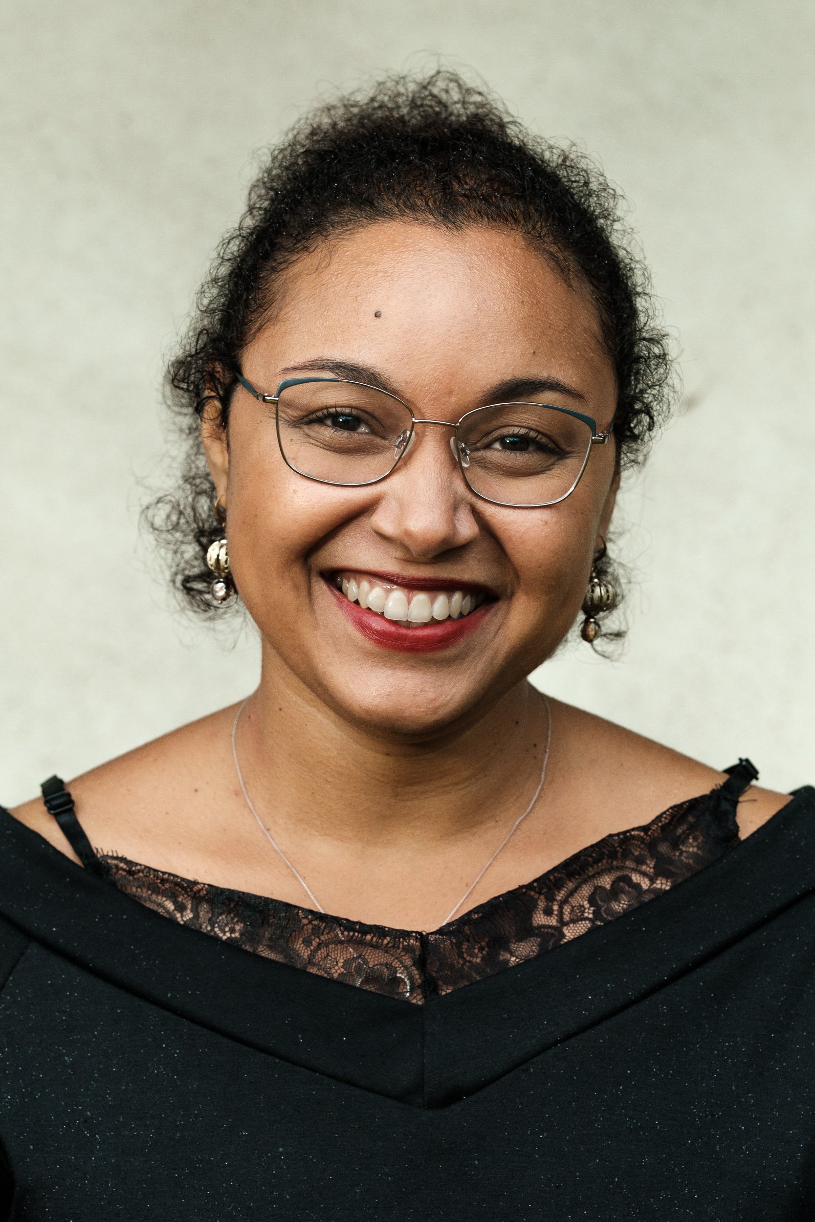 Portrait corporate jeune femme souriante, style simple et élégant — Guillaume Auray-Runel photographe Caen