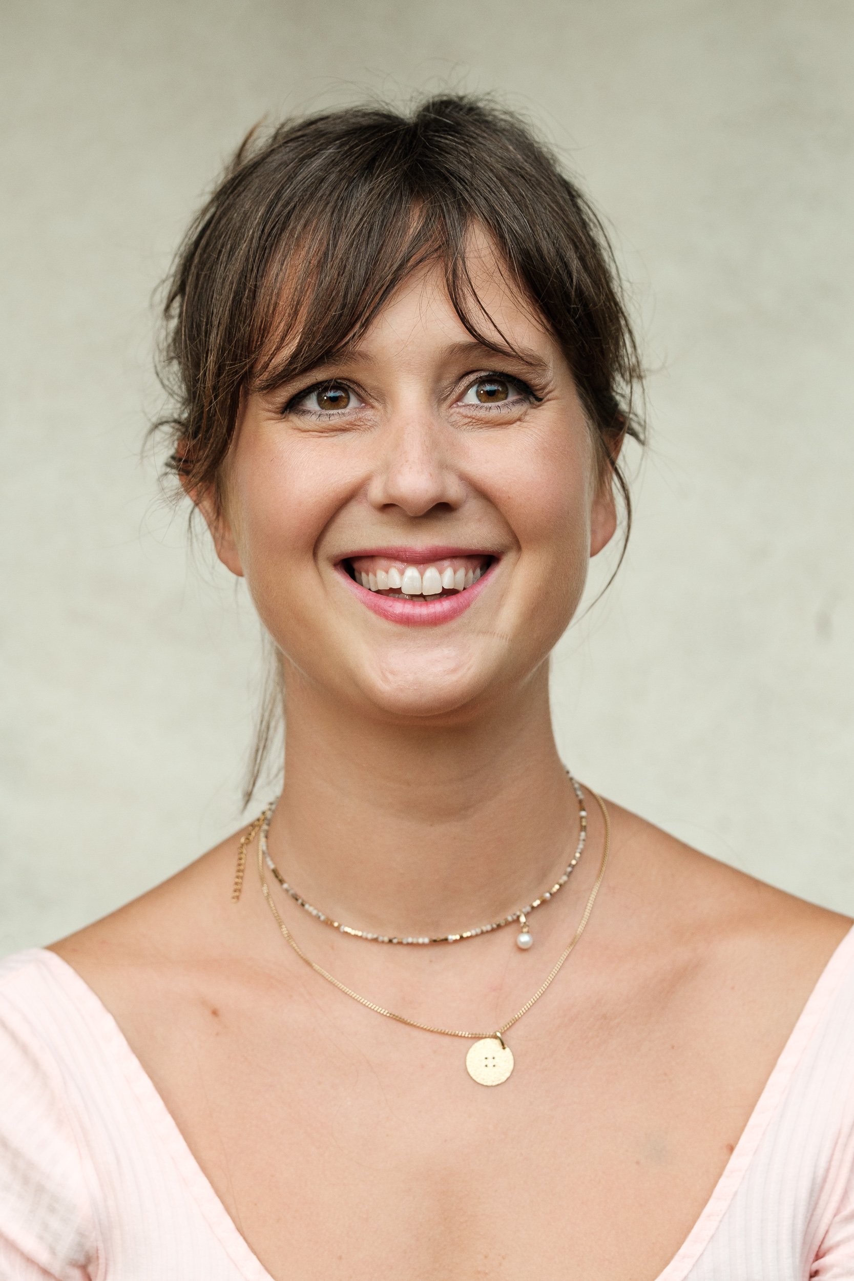 Portrait professionnel jeune femme souriante, atmosphère spontanée — Guillaume Auray-Runel photographe corporate Normandie