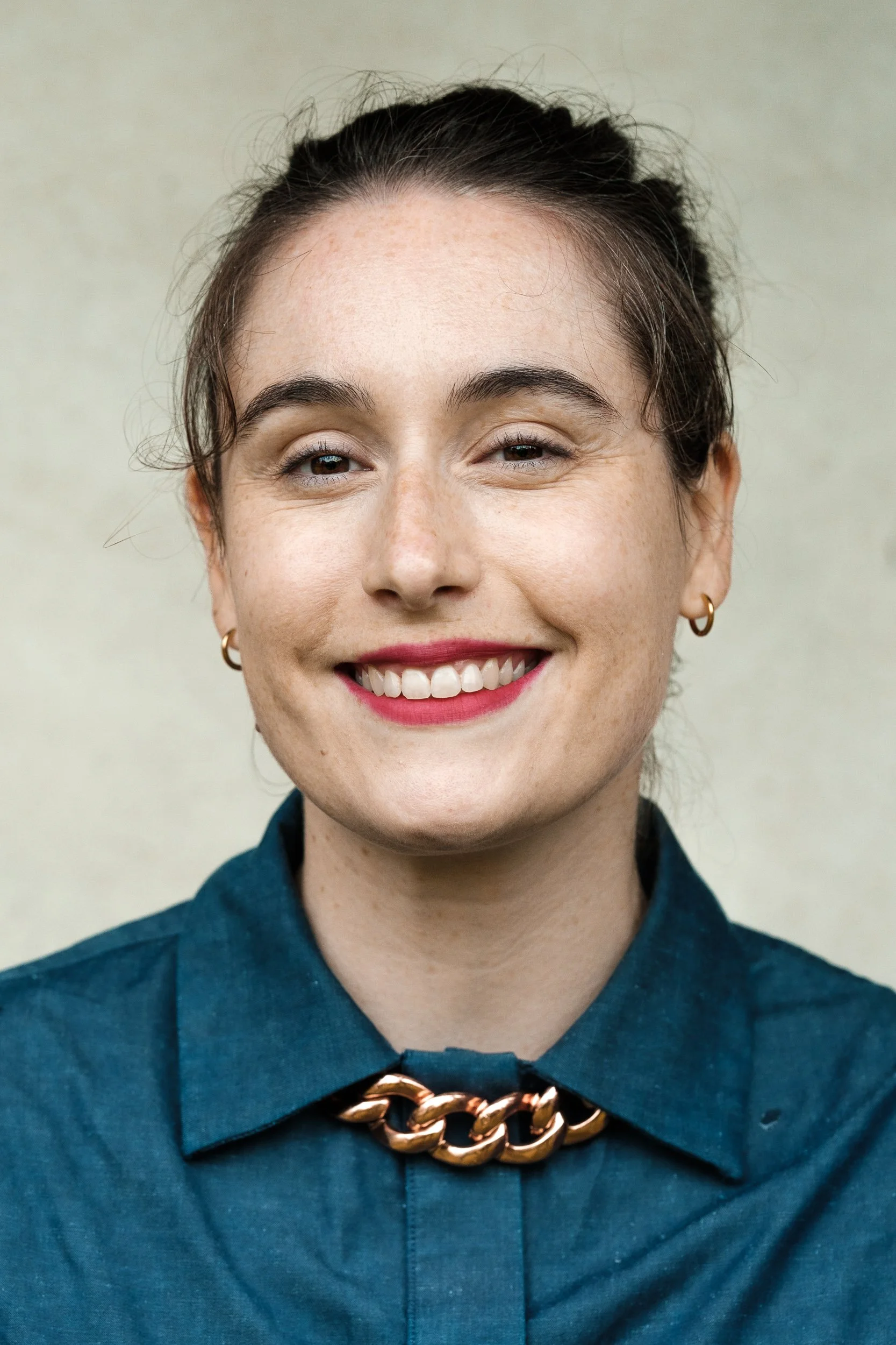 Portrait corporate jeune femme, lumière douce et naturelle — Guillaume Auray-Runel photographe Caen