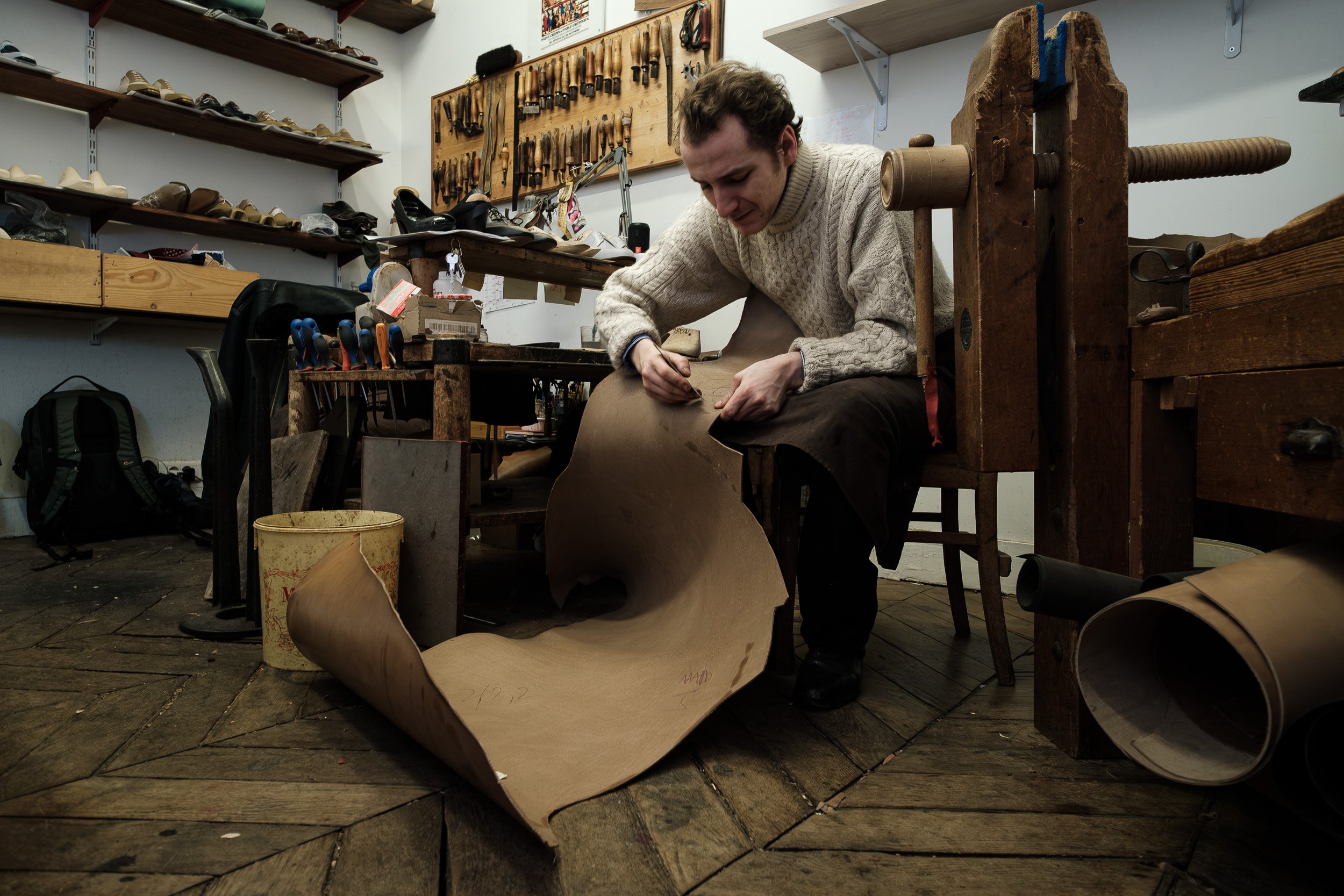 Artisan travaillant le cuir à la main dans son atelier, mise en valeur du geste et de la matière — Guillaume Auray-Runel photographe artisan Normandie