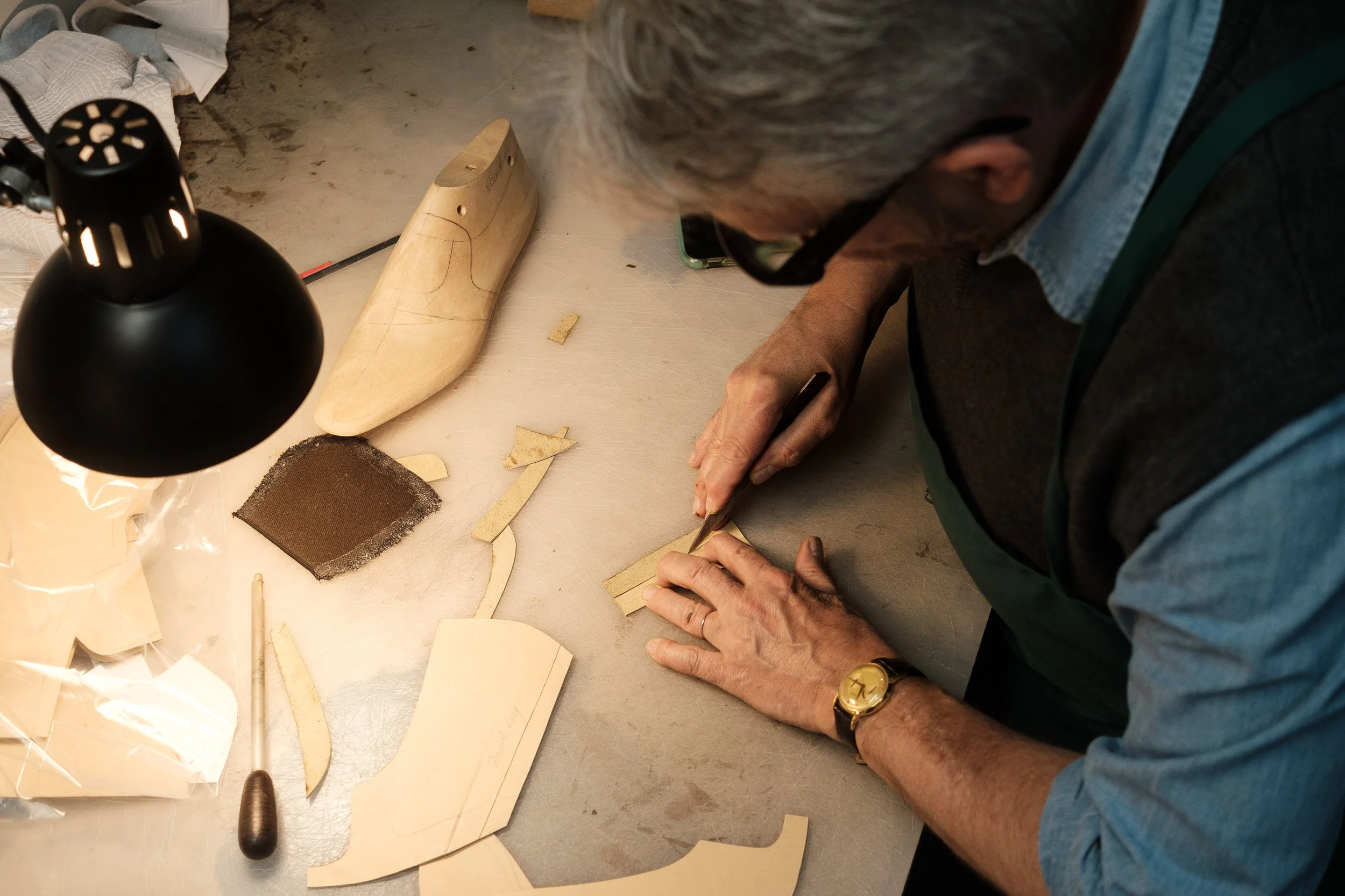 Travail du cuir autour d’un embauchoir en bois pour la fabrication d’une chaussure sur mesure — Guillaume Auray-Runel photographe artisan chaussures Normandie