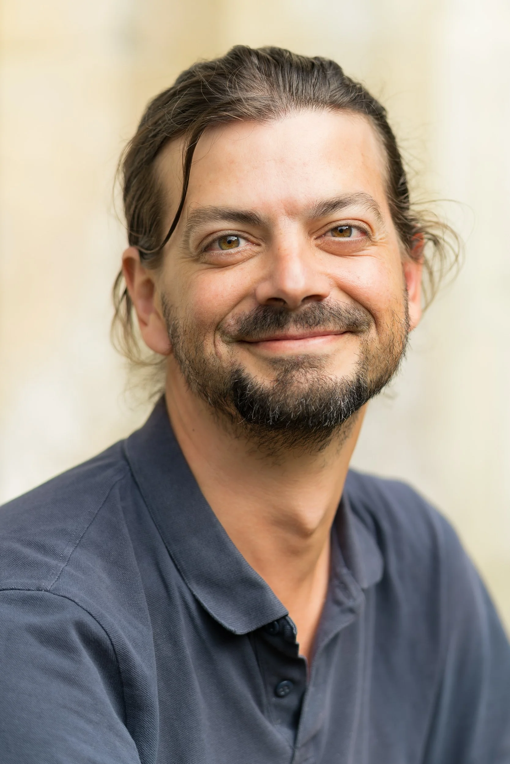 Portrait corporate homme, attitude naturelle et accessible — Guillaume Auray-Runel photographe Normandie