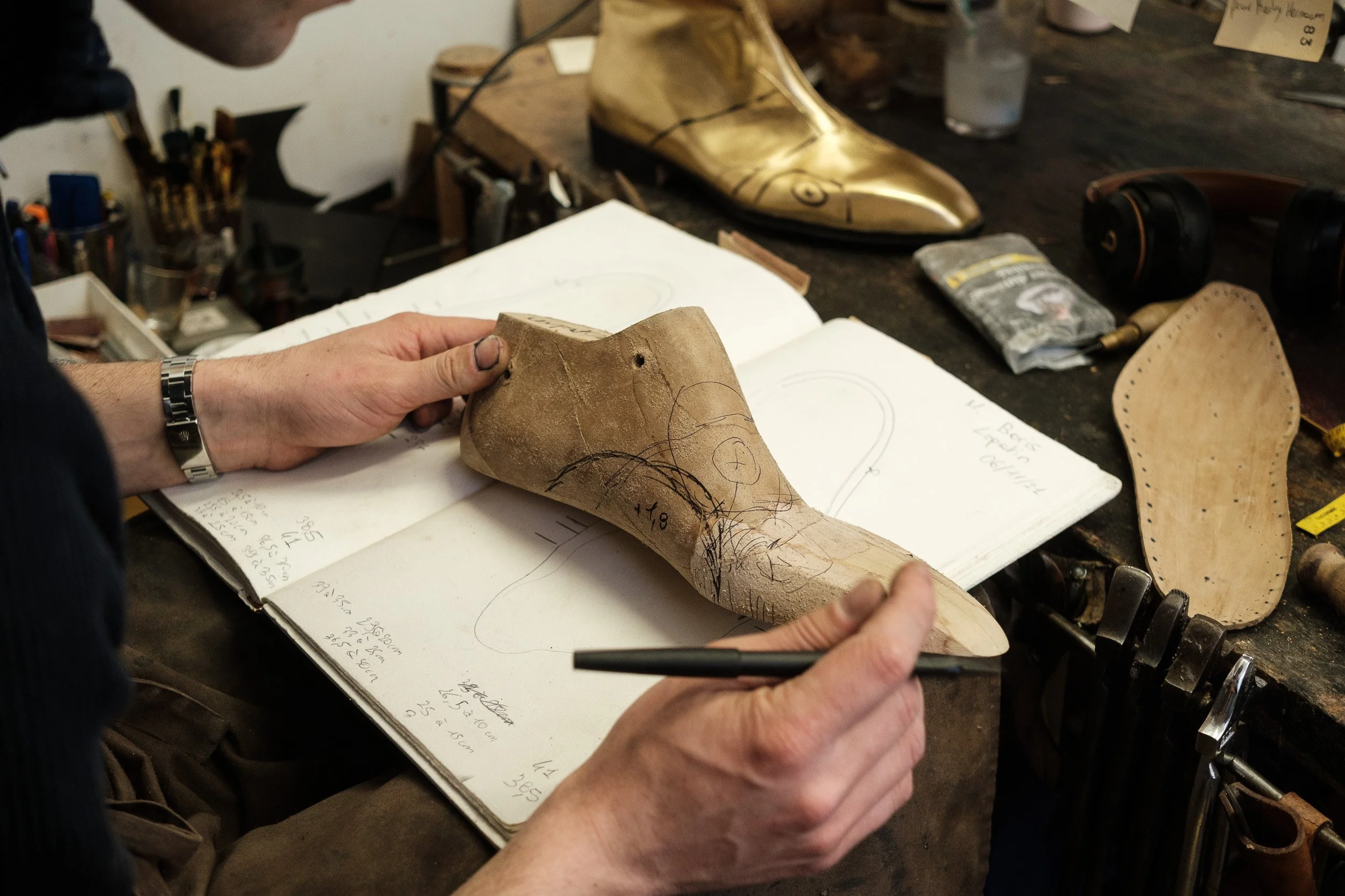 Prise de mesures sur un embauchoir en bois pour la réalisation d’une chaussure sur mesure — Guillaume Auray-Runel photographe savoir-faire artisanal Trouville
