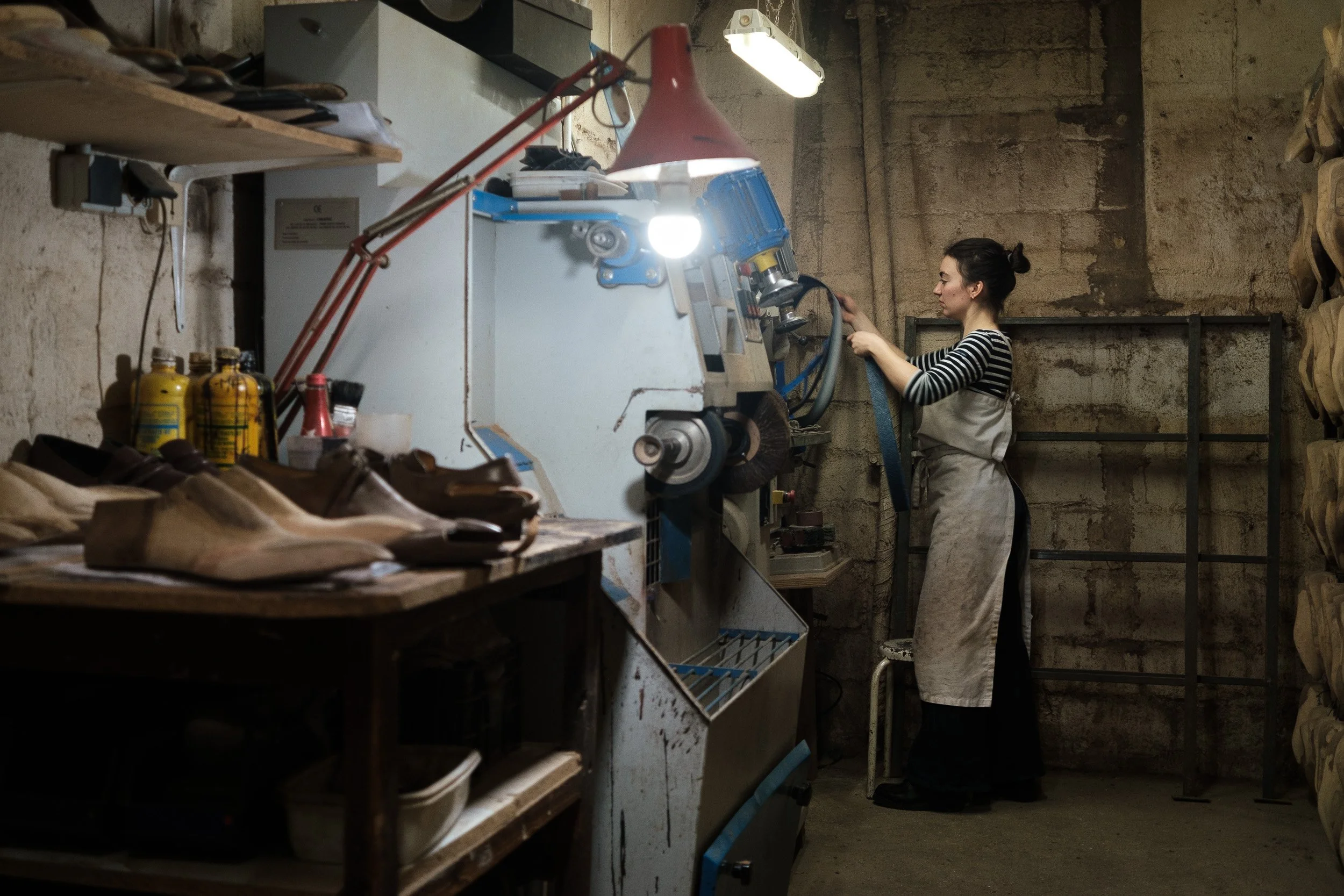 Artisan chausseur dans son atelier, entouré de ses outils et matériaux de travail — Guillaume Auray-Runel photographe métier d’art Trouville