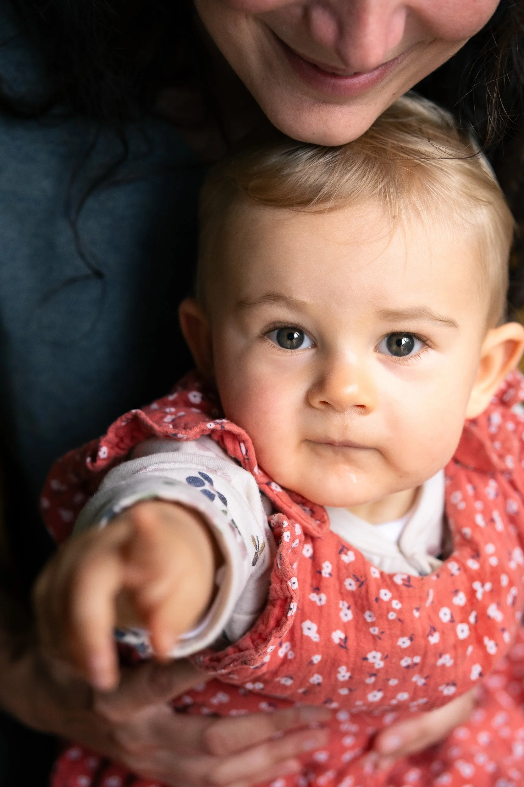 Portrait bébé avec sa maman, bébé pointant le photographe du doigt — Guillaume Auray-Runel photographe naissance Normandie