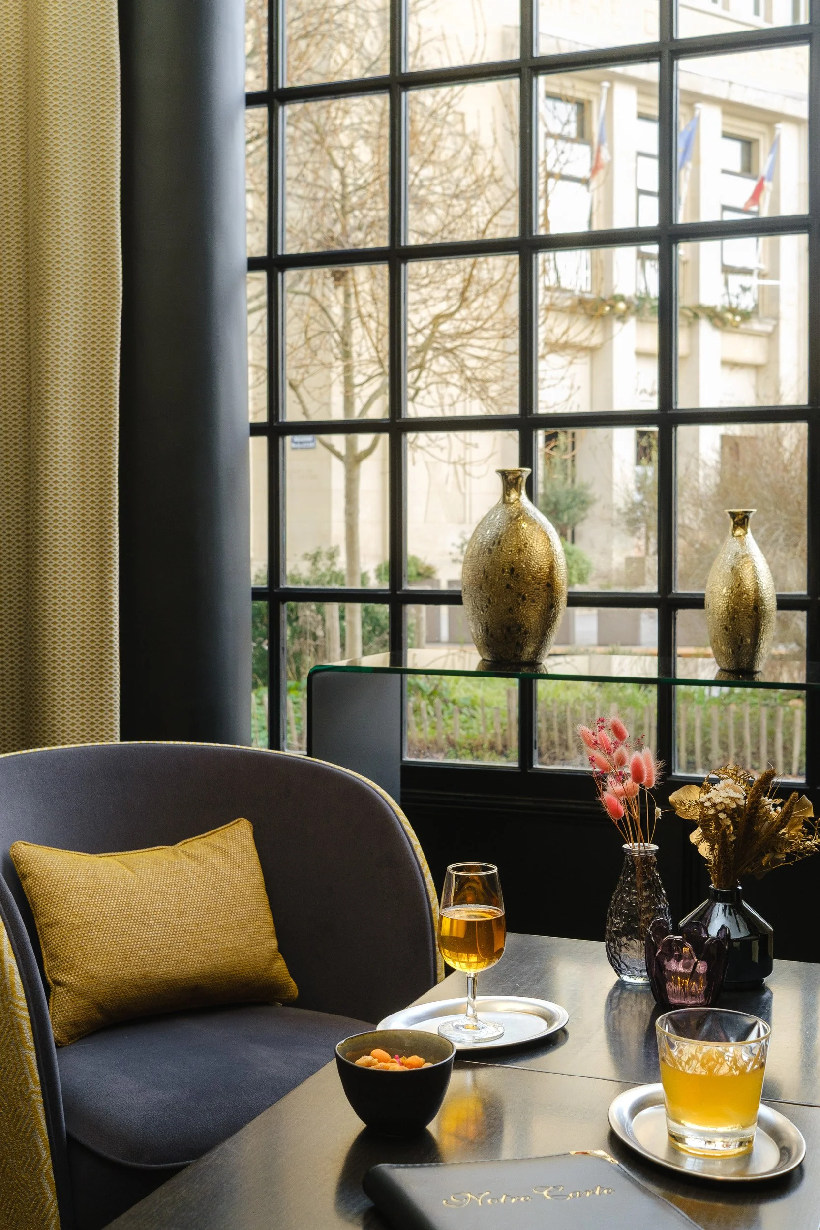 Ambiance feutrée dans les parties communes d’un hôtel avec deux verres posés sur une table basse — Guillaume Auray-Runel photographe bar hôtel Trouville