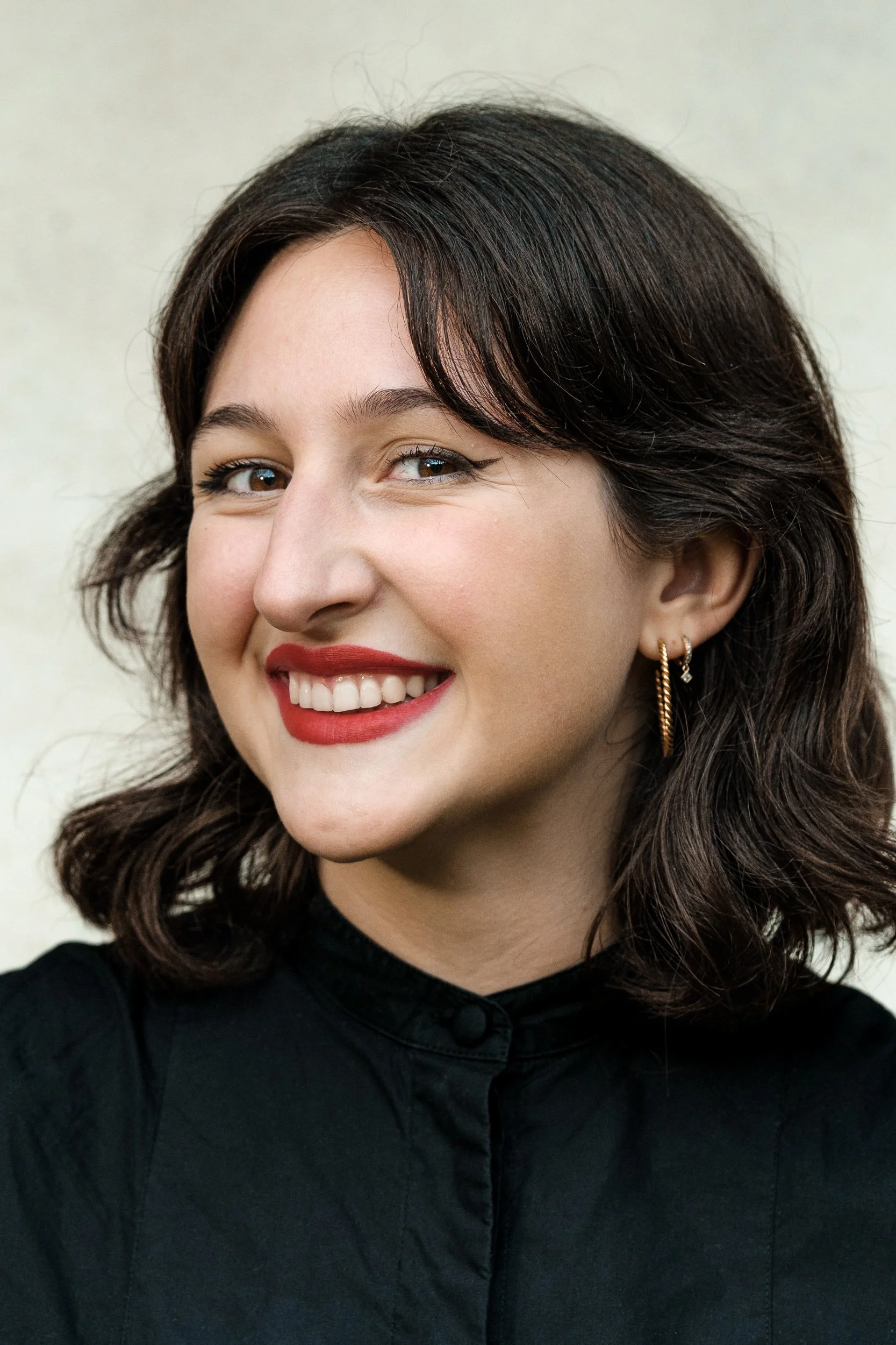 Portrait professionnel jeune femme, énergie positive et détendue — Guillaume Auray-Runel photographe Normandie