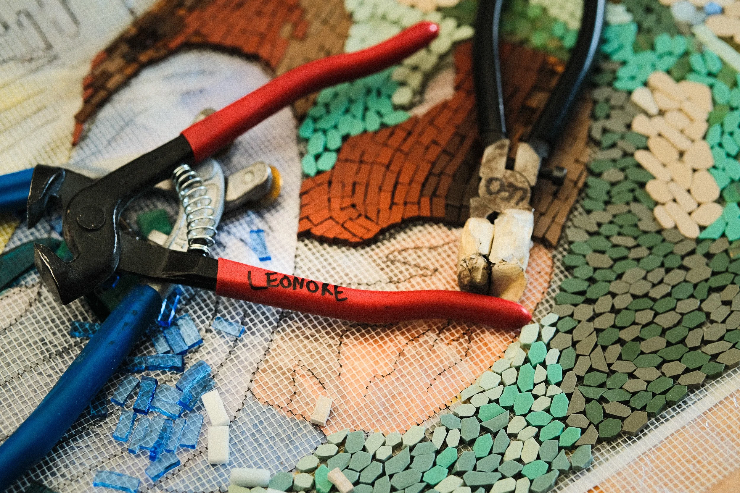 Détail d’outils de mosaïque, pinces et tesselles dans l’atelier d’une mosaïste — Guillaume Auray-Runel photographe artisan d’art Normandie
