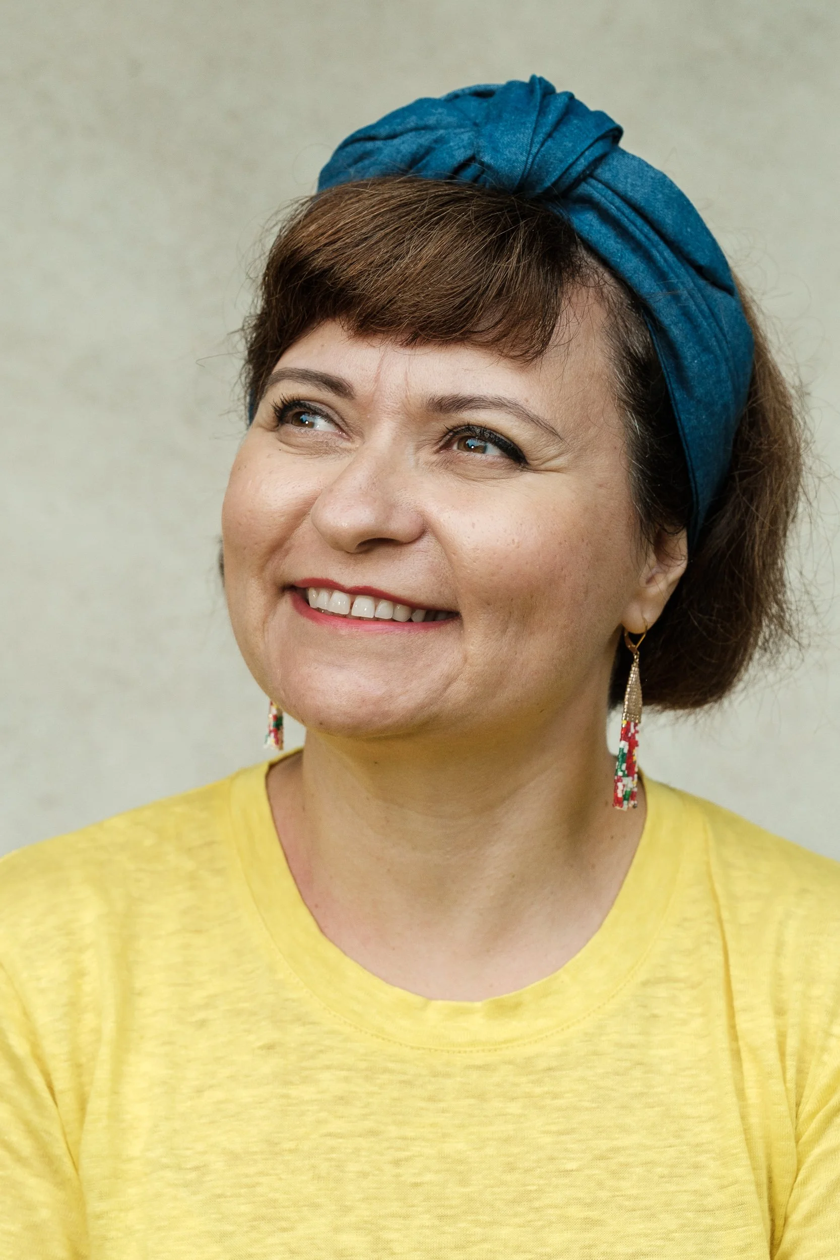 Portrait corporate femme souriante ruban bleu, lumière naturelle — Guillaume Auray-Runel photographe corporate Caen
