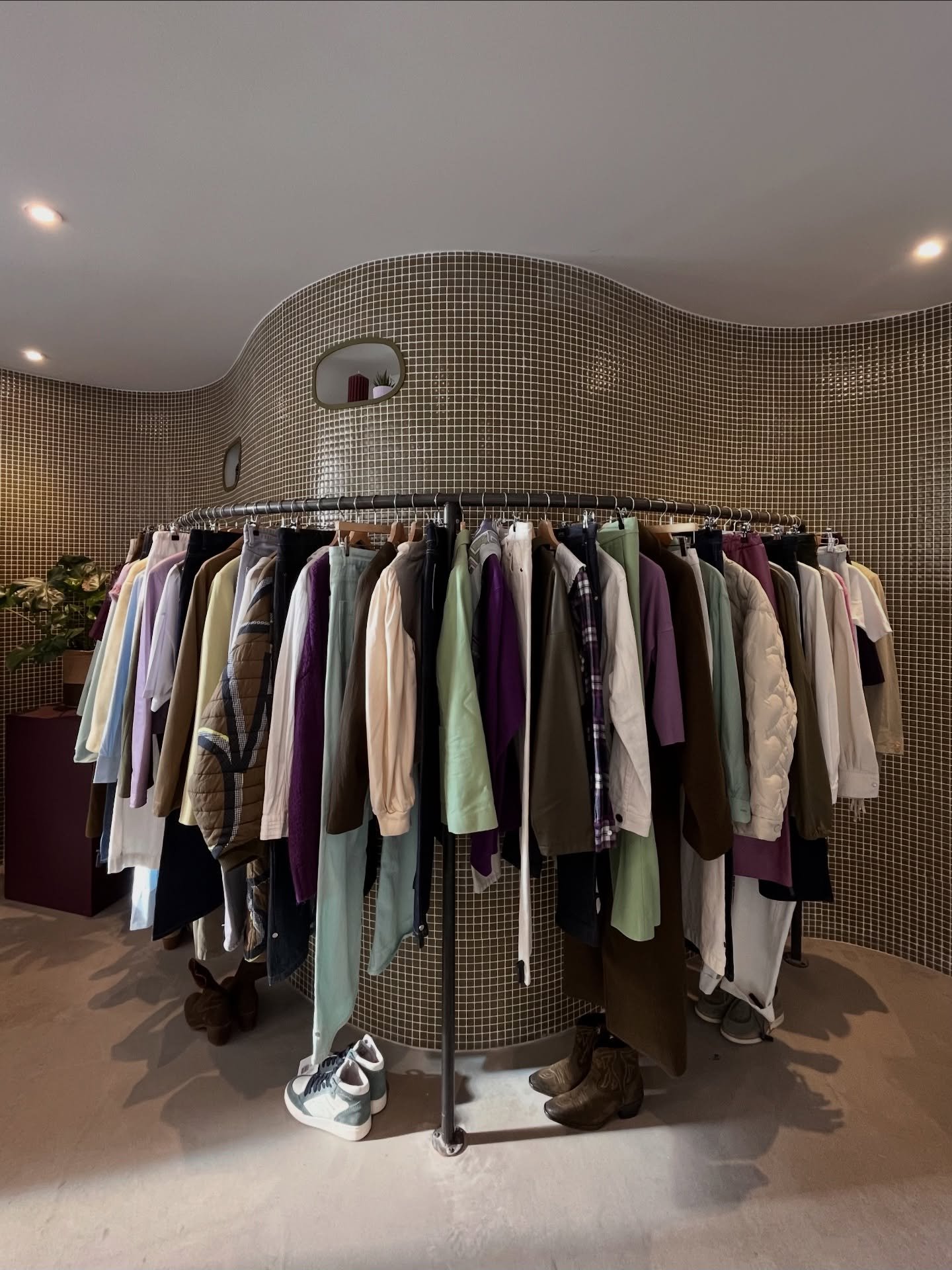 Janvier calme en boutique mais intense en backstage 💥

1- un merch aux petits oignons r&eacute;alis&eacute; par @leamourrainn 🫶🏼
2- 1804 articles en stock, des portants qui d&eacute;bordent et encore + de 1 000 pi&egrave;ces &agrave; &eacute;tique