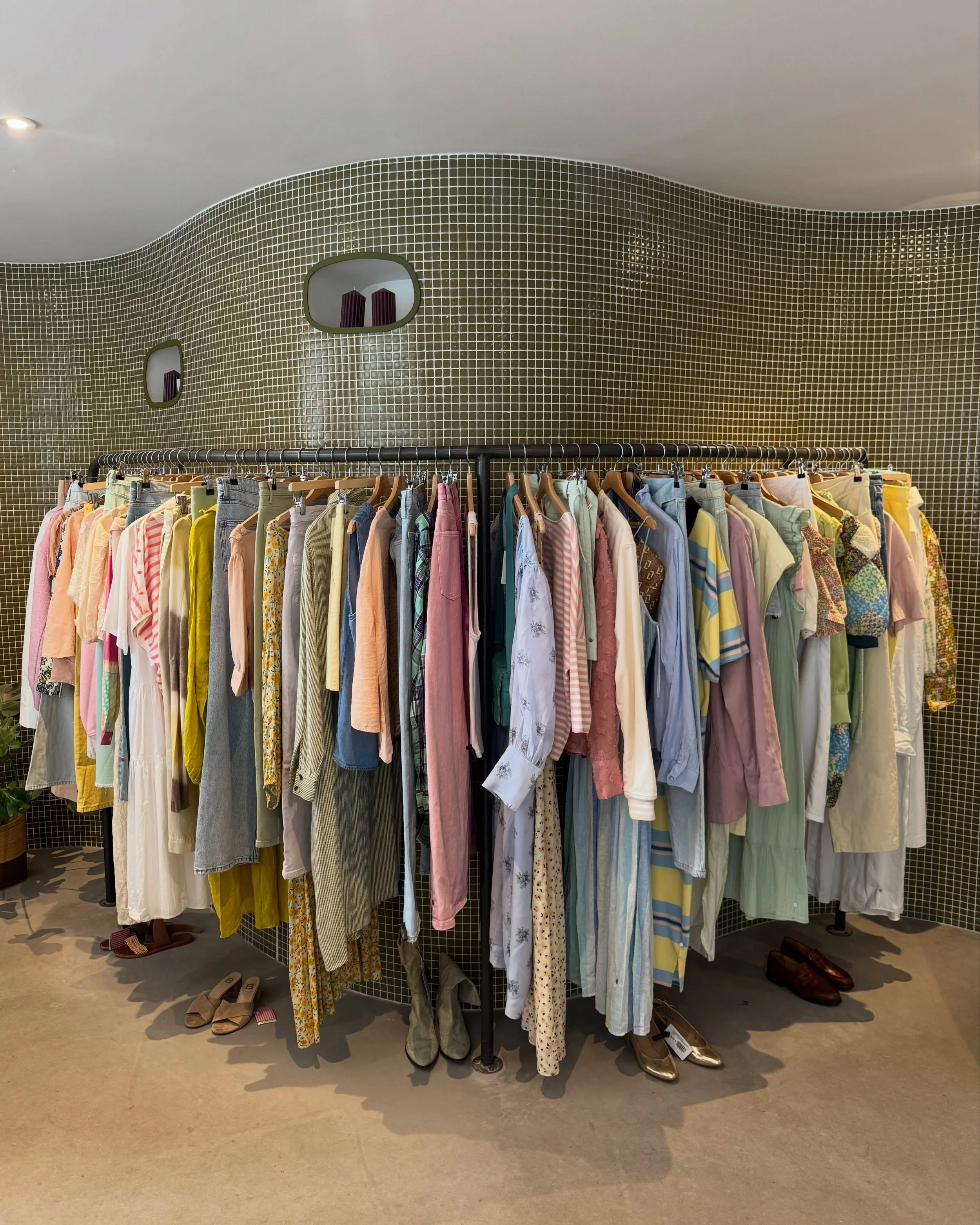 &Agrave; la boutique r&eacute;cemment&hellip;

1. un merch pastel qui donne envie de partir en vacances ✨
2. un petit bout de notre vitrine printani&egrave;re 🌺
3. l&rsquo;&eacute;quipe au taquet pour rajouter pleins de nouveaut&eacute;s en boutique