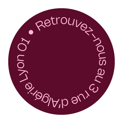 Un cercle violet avec l'inscription en français "Retrouvez-nous sur la page Facebook" en boucle autour du bord.
