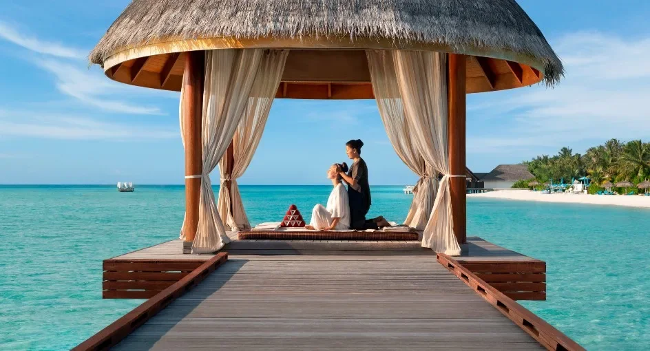 massage_inside_sala_with_lagoon_view_at_anantara_dhigu_maldives_reosrt_944x510.webp