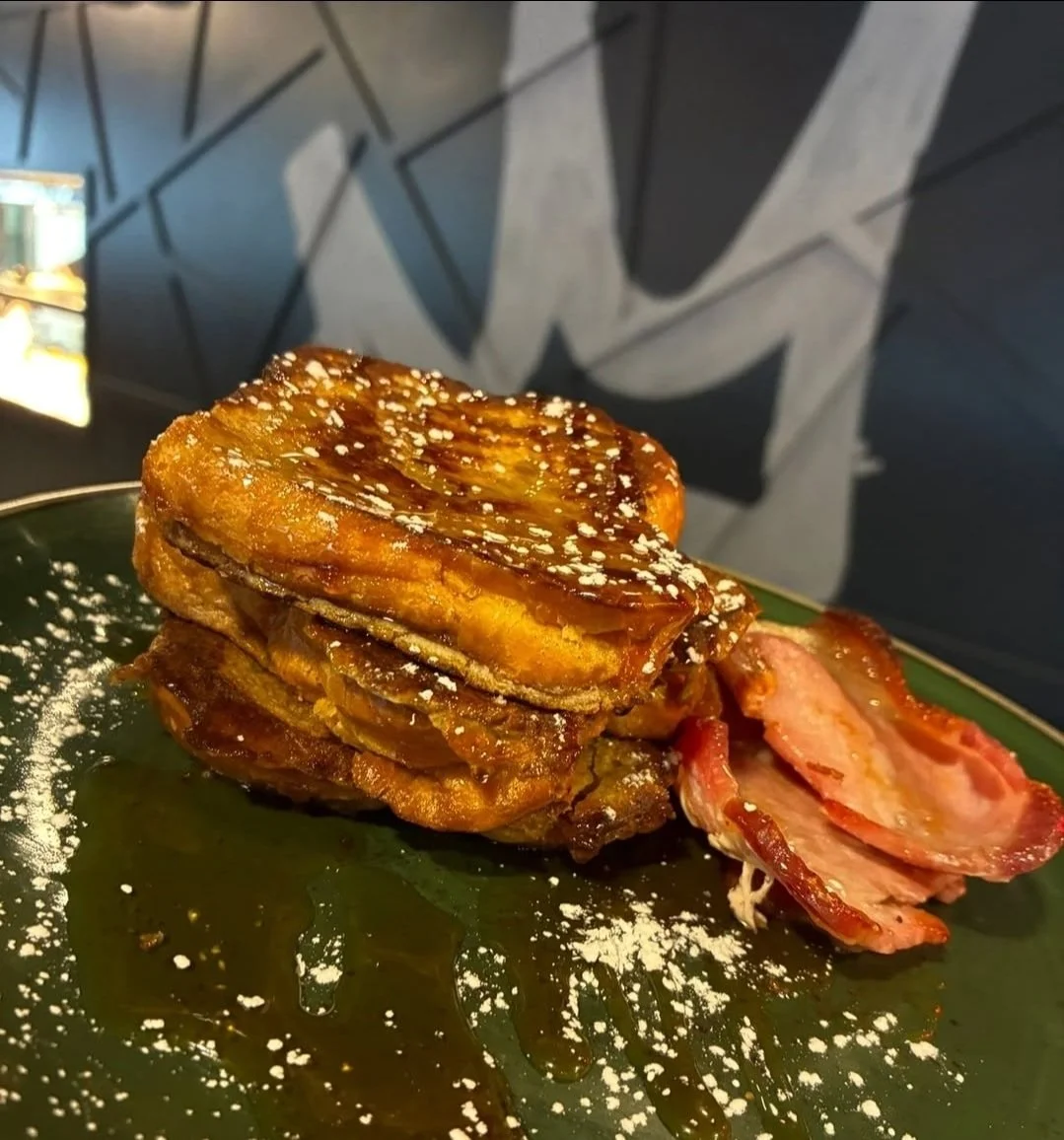 🩷 FRENCH TOAST 🩶

Served with your choice of either bacon and syrup or strawberries and cream 🍓🍓🍓

Available from our breakfast menu!!

Breakfast menu served from 9am until 5pm

#sugarraysboucher 🩷🤍🩶

02896 020423 

#frenchtoast #bacon #syrup