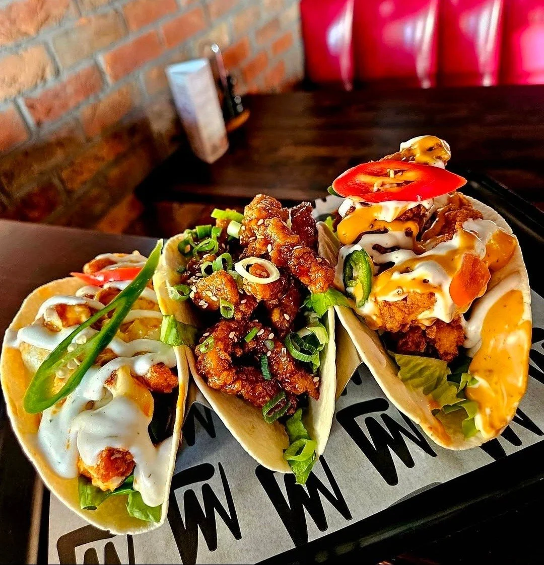 🌮 FULL HOUSE TACOS 🌮 

Choose from 3 of the following...

🔥 Buffalo chicken 🔥 Zinger chicken 🔥 Sesame chicken or 🔥 Steak tacos 🔥

🌱 Plant based option also available 

AVAILABLE NOW FROM #SUGARRAYSBOUCHER 🩷🤍🩶

OPEN DAILY AND NO NEED TO BOO