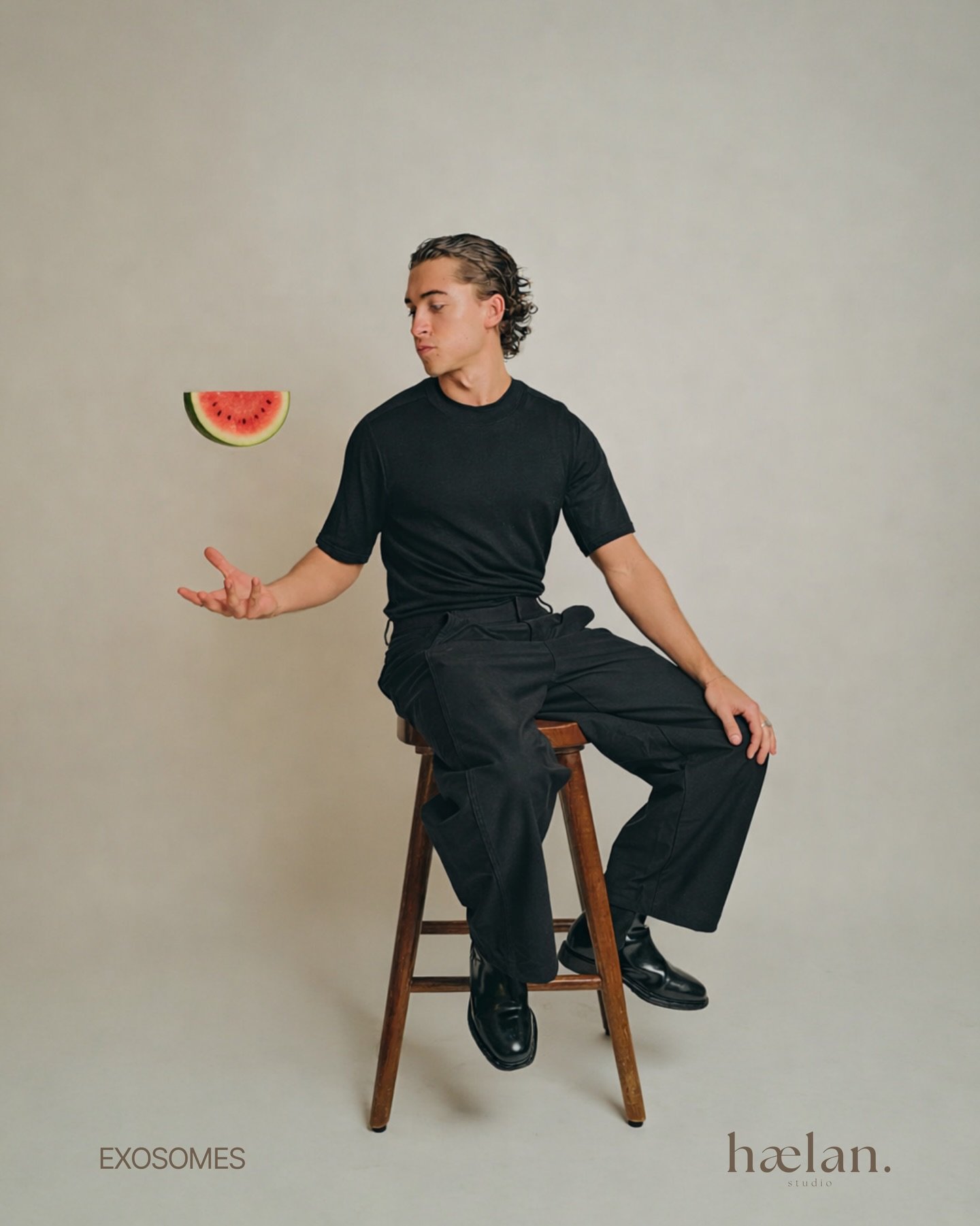 EXOSOMES.

At h&aelig;lan, we use an animal cruelty-free, multi-component regenerative complex combining plant-derived exosomes from watermelon and grapefruit.

Exosomes are advanced regenerative messengers that communicate between skin cells, guidin