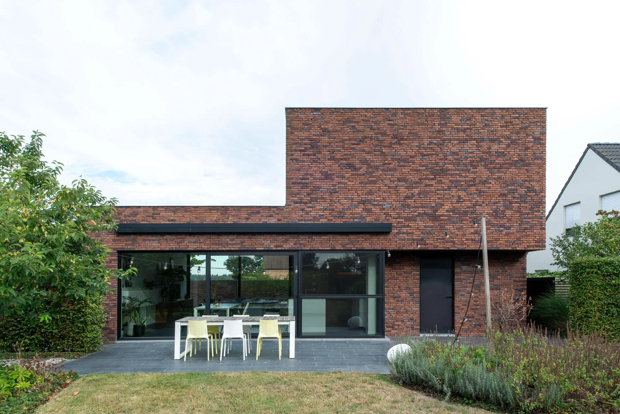 Achtergevel moderne nieuwbouwwoning ontworpen en opgevolgd door architect Gert Anthonissen te Wuustwezel