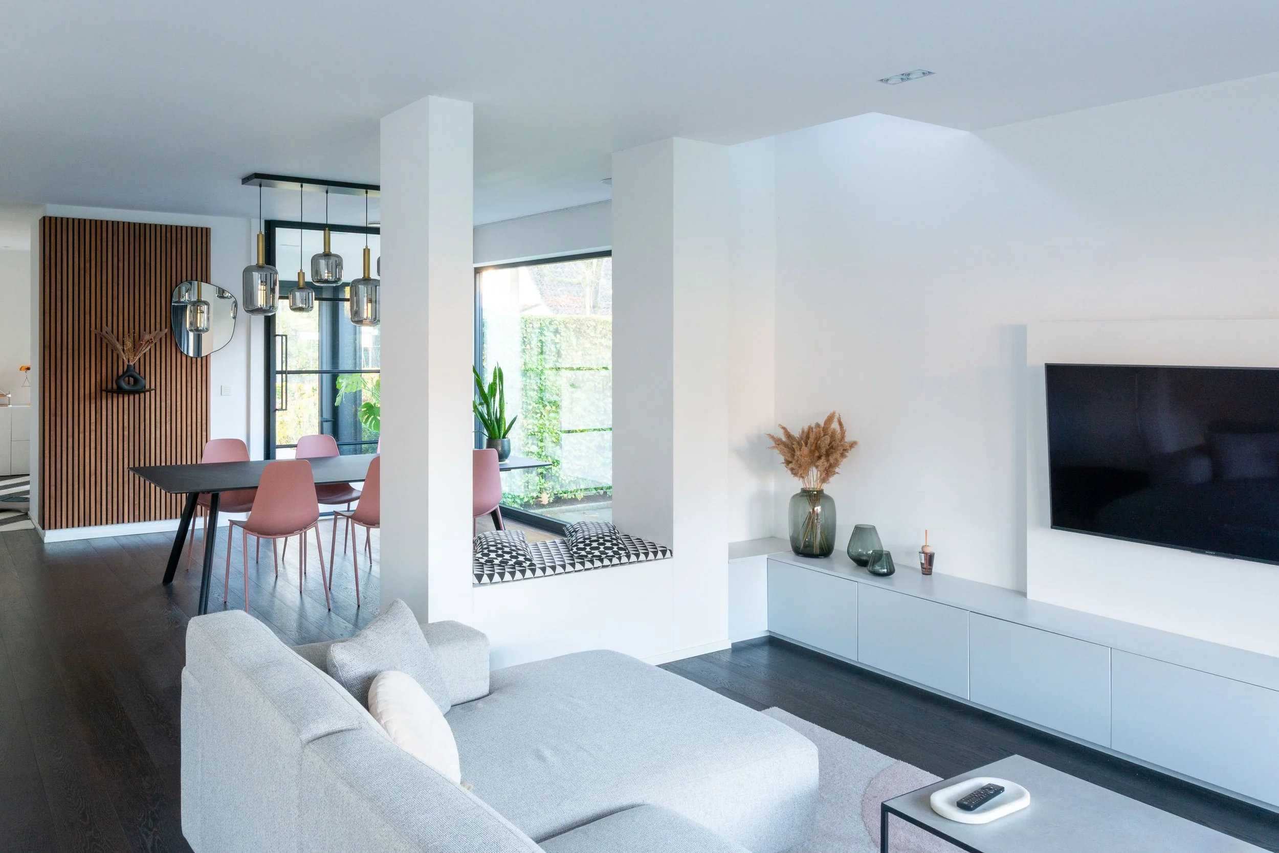 Interieur architectuur. Moderne, tijdloze woonkamer en eetkamer ontworpen door Gert Anthonissen Architect, architect regio Noord Antwerpen en Noorderkempen.