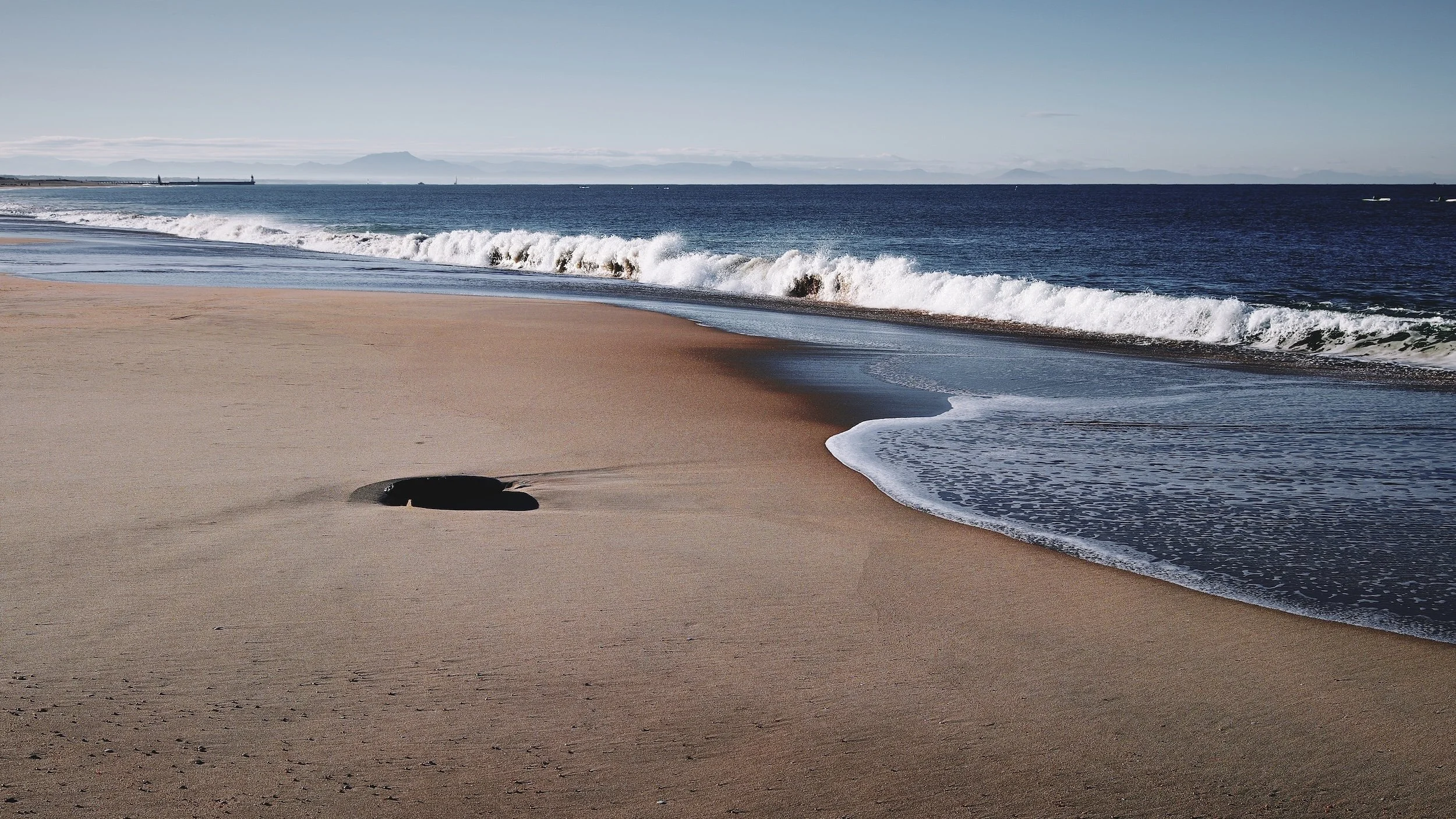 Ocean tide and shoreline, calm and serene approach to pharma quality consulting in Switzerland
