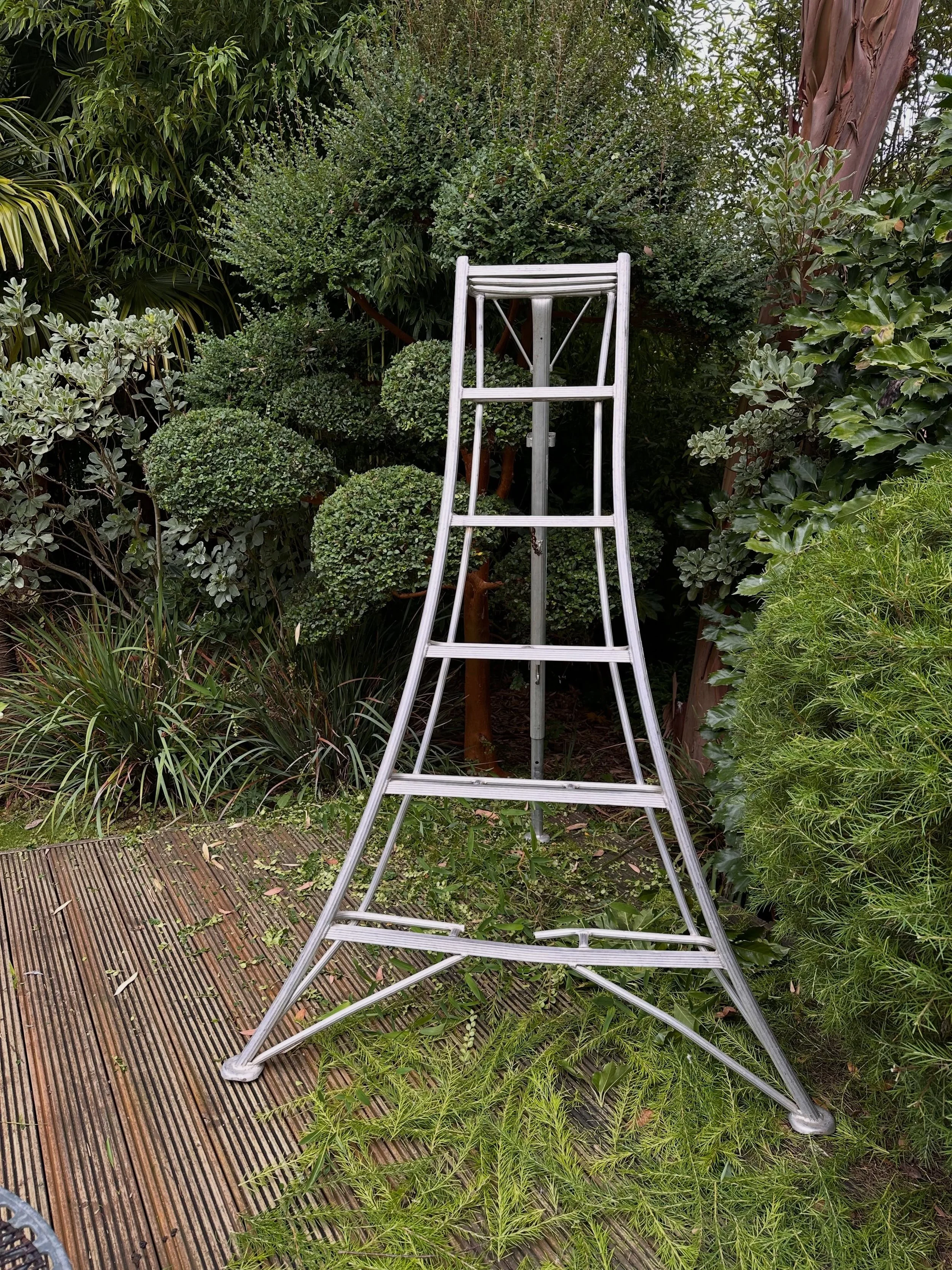 🪜Our must-haves at Pinea 🌿

There are a few things we simply couldn&rsquo;t live without at Pinea, so keep an eye out as we share some of our favourite tools of the trade.

First up&hellip; our Japanese Niwaki tripod ladders! 🇯🇵

Safe, sturdy and