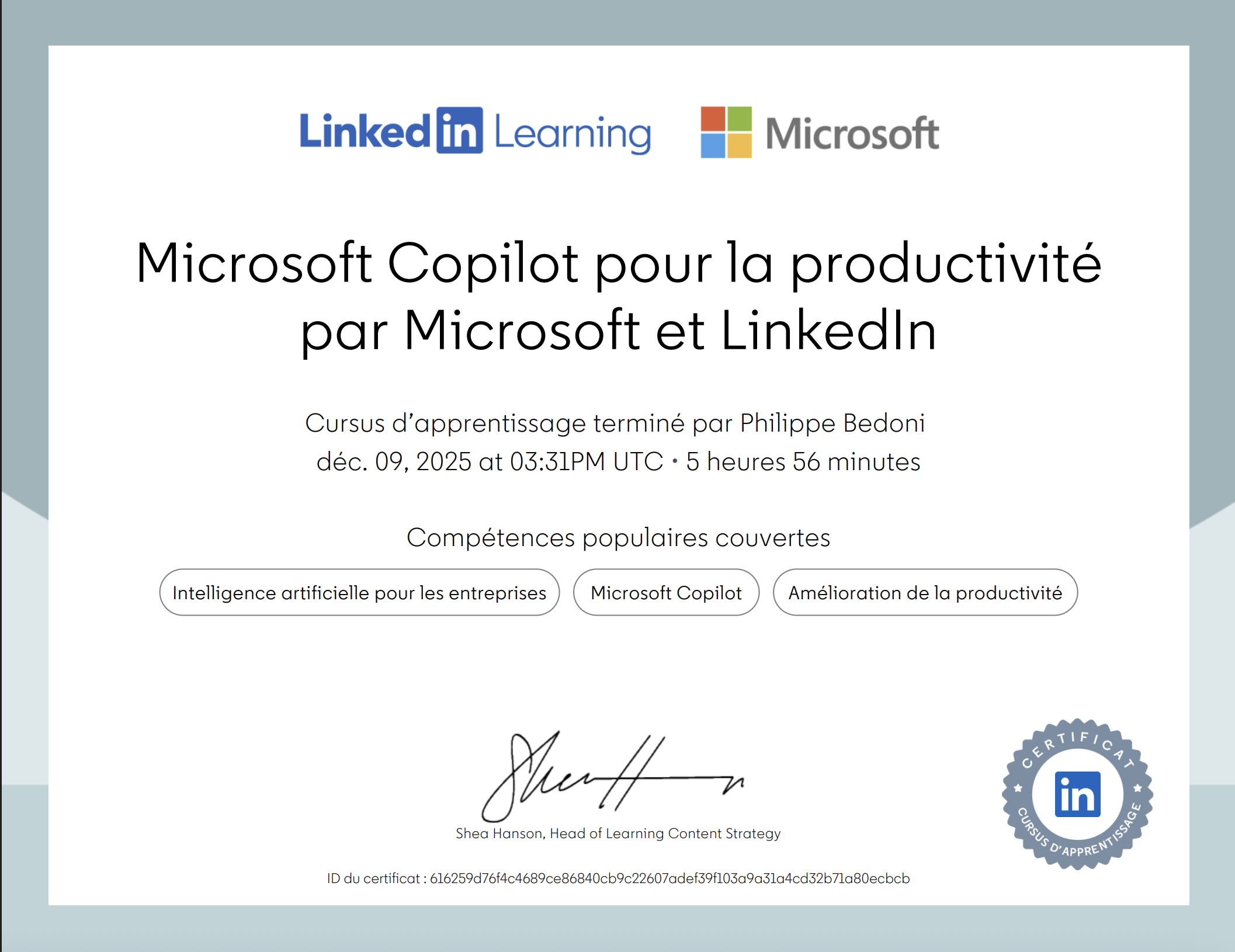 Certificat de formation LinkedIn Learning et Microsoft pour Microsoft Copilot, avec signature et badge de certificat en bas à droite.