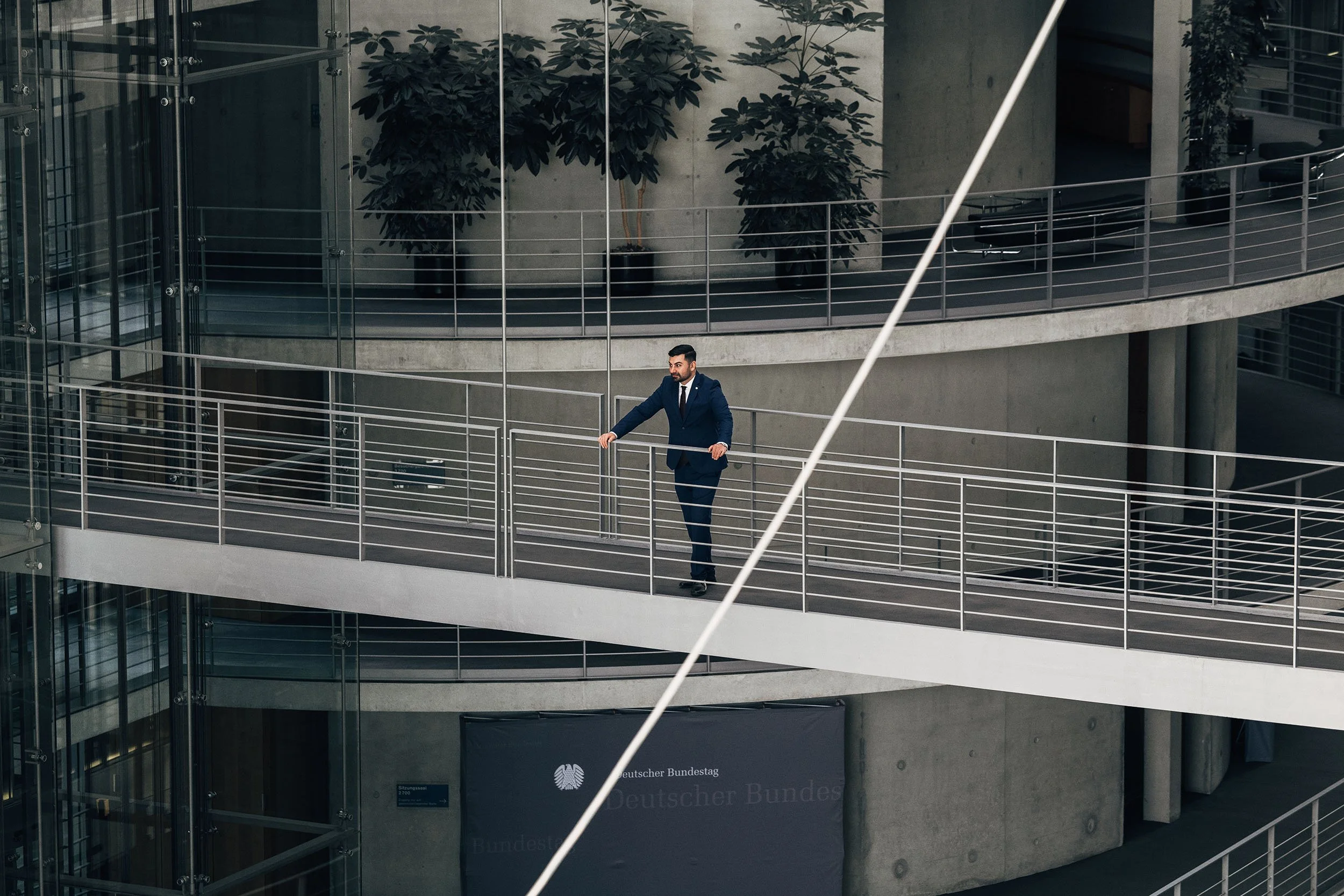 Muhanad Al-Halak  im Deutschen Bundestag, politisches Porträt von Stefan Trocha