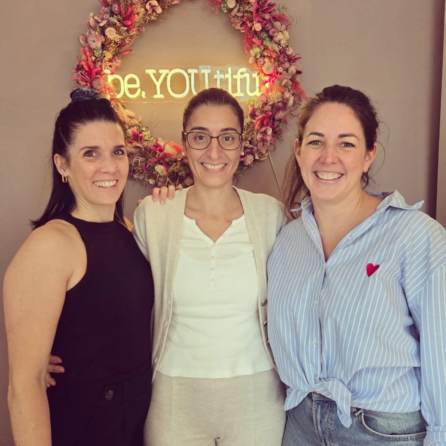 ✨ Wir haben wundervolle Neuigkeiten! ✨
Seit Anfang November bereichert Maria unser Team als Kosmetikerin. Mit viel Herz, Erfahrung und einer ruhigen, liebevollen Art, die unsere Kunden jetzt schon begeistert.

💆&zwj;♀️ Nur im November: 10% auf alle 