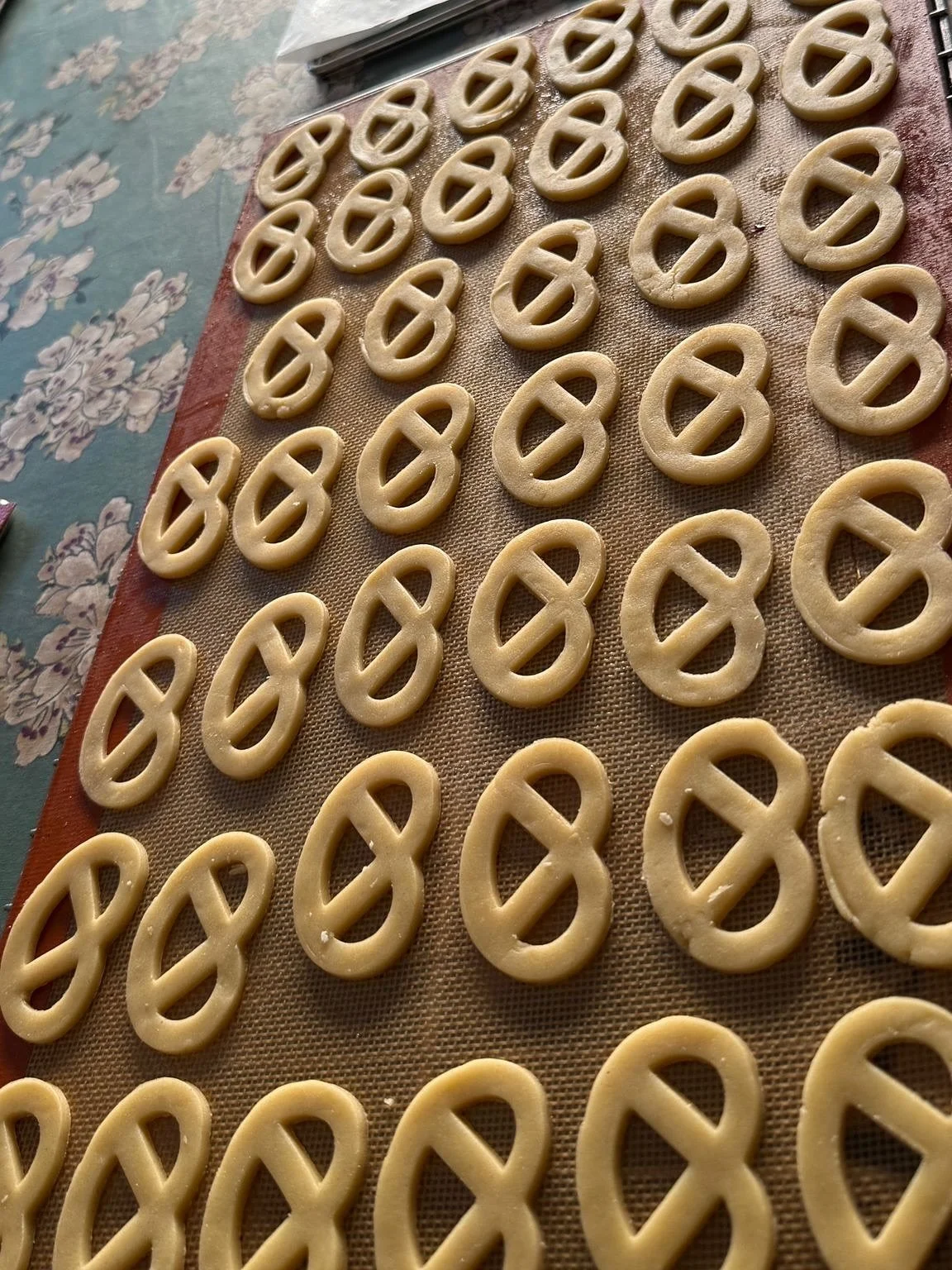 Mais&hellip; &ccedil;a sentirait pas la cannelle et le beurre, au Diable Bleu ? Eh oui, on sait aussi &ecirc;tre doux quand No&euml;l se pr&eacute;pare. Les bredeles arrivent, &agrave; d&eacute;guster avec votre caf&eacute; bien serr&eacute;. 🍪☕️