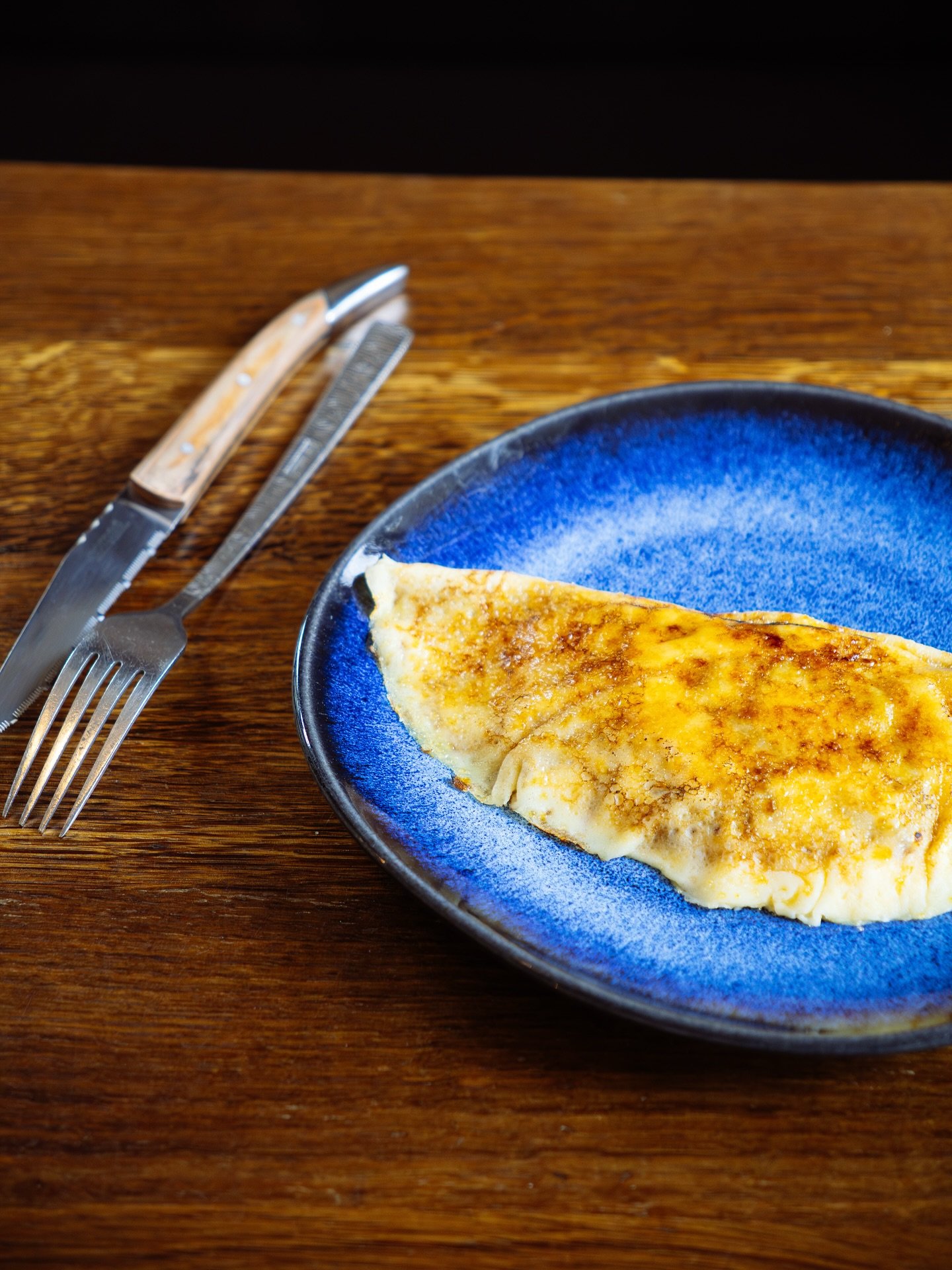 Nous on dit que quand le ciel est gris et qu&rsquo;il pleut, rien ne vaut une bonne cr&ecirc;pe. 🙂&zwj;↕️

Ici elle est au fruit de la passion, et elle est flamb&eacute;e 🥞

Viens, &ccedil;a fait du bien 😊