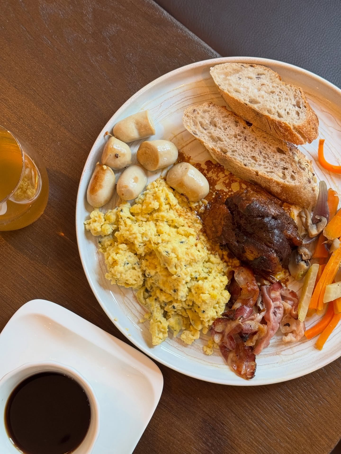 Plut&ocirc;t team sucr&eacute; ou team sal&eacute; ? 🥓🍫
Au Diable Bleu, pas besoin de choisir trop vite : le brunch est &agrave; volont&eacute;, alors autant faire honneur aux deux assiettes. 😏

Il reste encore quelques couverts pour ce dimanche ?