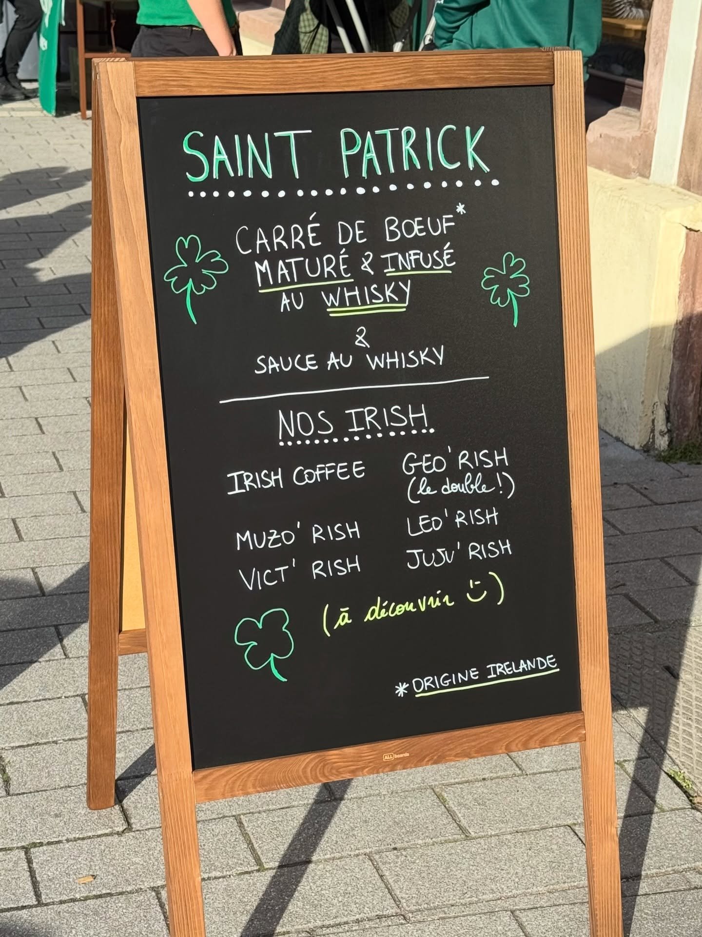 Ce soir au Diable Bleu 🍀
Carr&eacute; de b&oelig;uf matur&eacute; et infus&eacute; au whisky (on adore!) 🫠
Et pour finir ton repas comme il faut, un de nos irish 🥃
