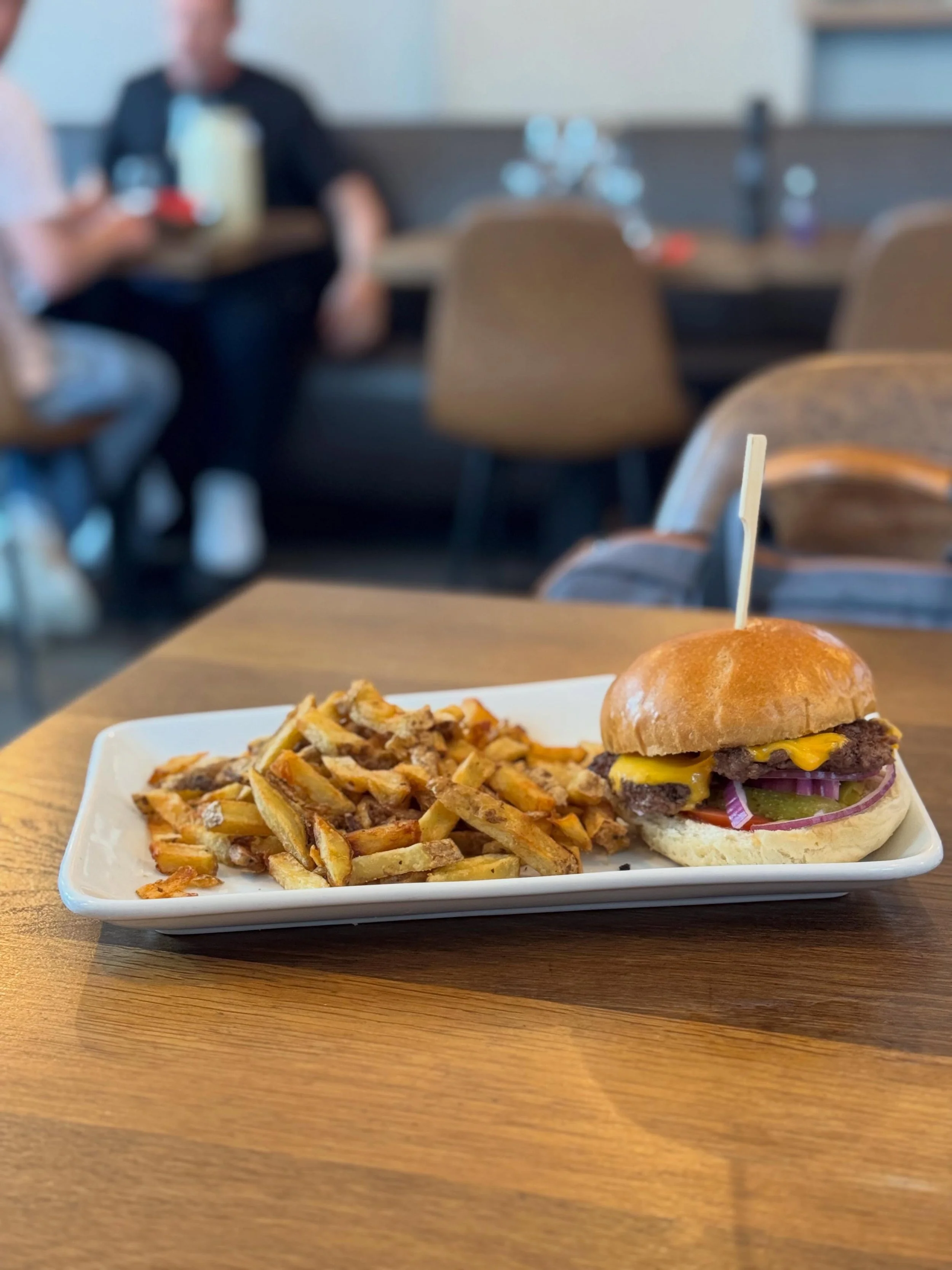 Tu te dis &laquo;&nbsp;oh non c&rsquo;est lundi&nbsp;😒 &raquo;&hellip; puis tu te souviens.
Notre Smashburger + frites &agrave; 10&euro;. Le midi en semaine.

Finalement, lundi c&rsquo;est le meilleur jour non ? 👀