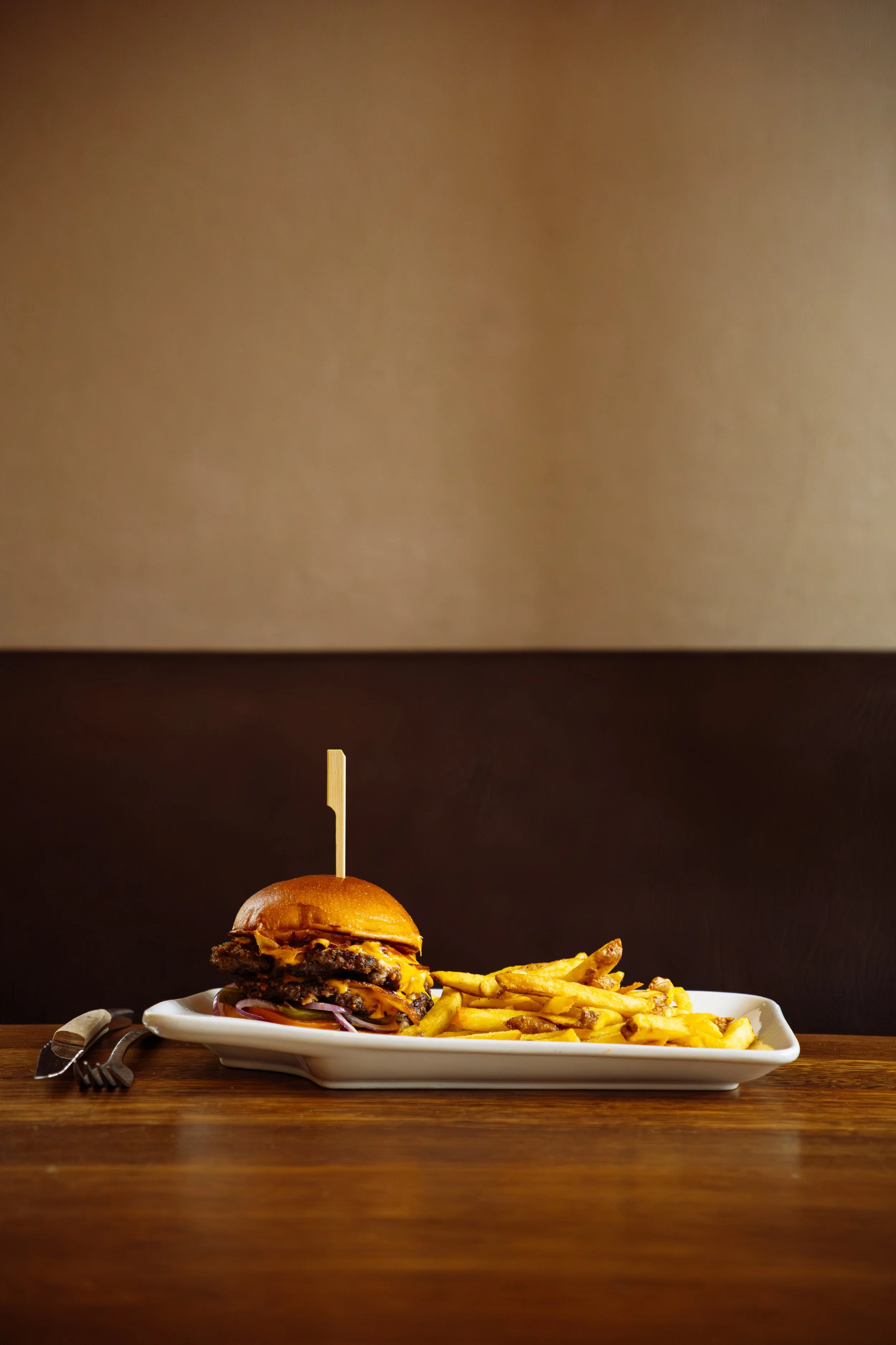 Burger fait maison à la viande maturée du restaurant Le Diable Bleu à Strasbourg