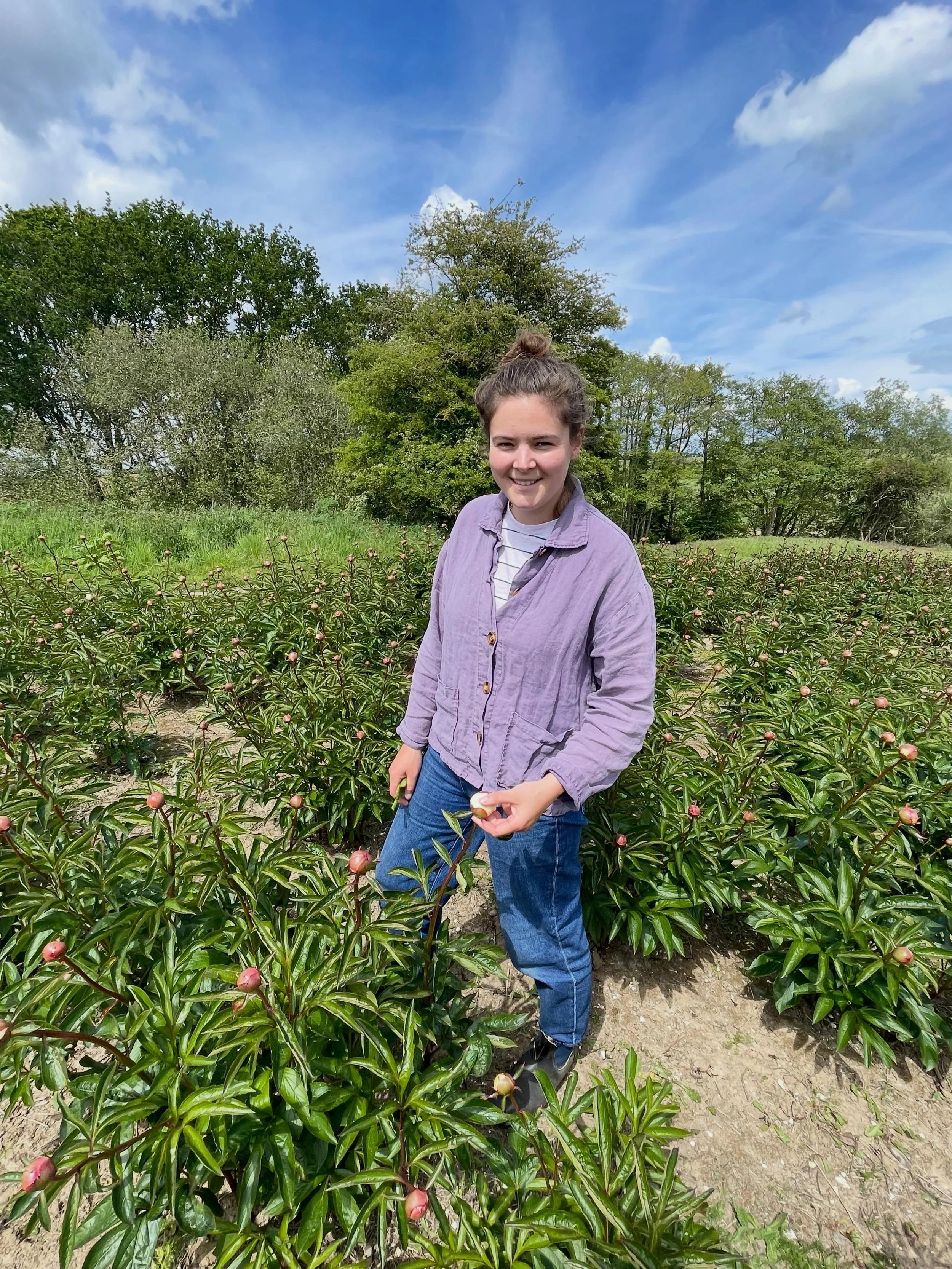 Meet Alice, self proclaimed Head of Operations here at Whites Farm Peonies. 😆 👋🏼 Alice is the fourth generation working on our family farm where we&rsquo;ve been growing peonies for 40-70 years (Alice thinks it&rsquo;s 40, Angus says it&rsquo;s ov