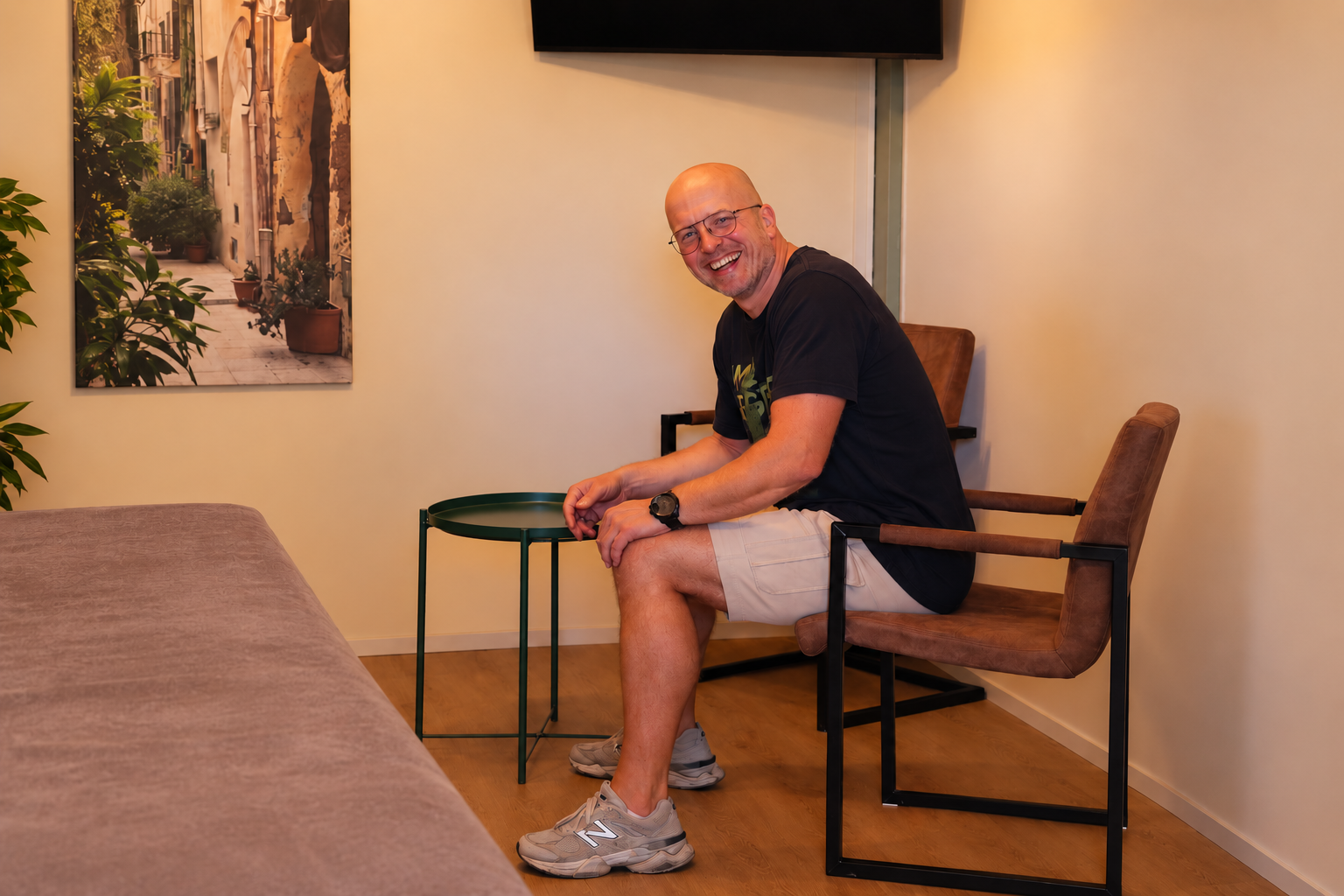 Fysiotherapeut Robert-Jan Emaus in de praktijkruimte van SalutoVitaal in Zwolle.