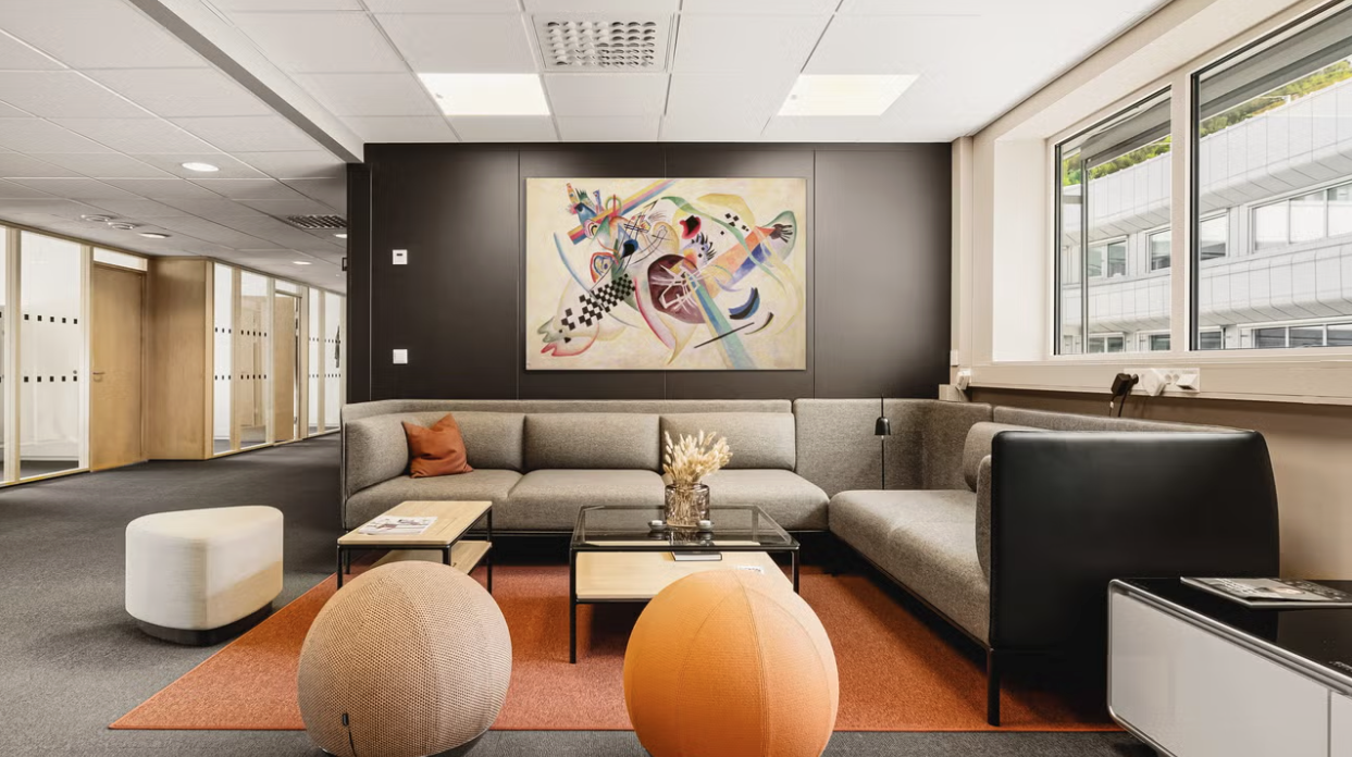 Lounge med stort maleri over sofa