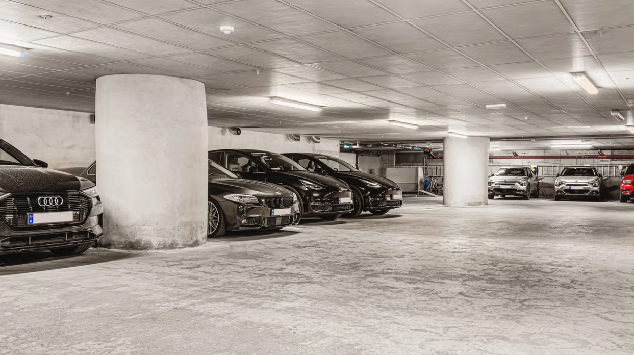 Biler i parkeringsgarasje