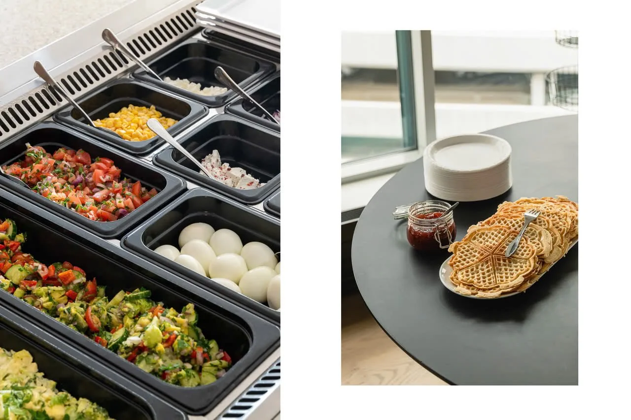 Buffé med ulike salater, hardkokte egg og pålegg. Sidebord med vafler, jordbærsyltetøy og rømme.