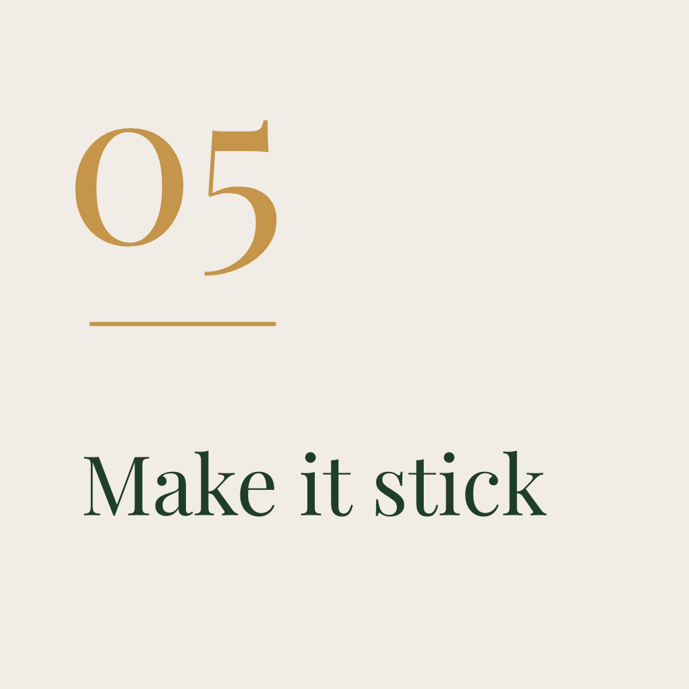 Een minimalistisch ontwerp met de tekst '05' en 'Make it stick' op een lichte achtergrond.