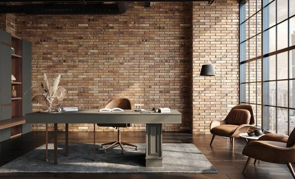 Kantoor met een grote tafel, twee leren stoelen, een vloerlamp, boeken en decoratieve planten, grote ramen met zicht op de stad, en een bakstenen muur.