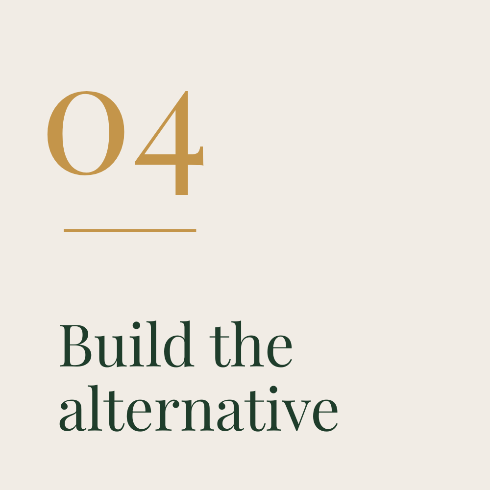 Tekst met '04' en de woorden 'Build the alternative' op een lichte achtergrond.