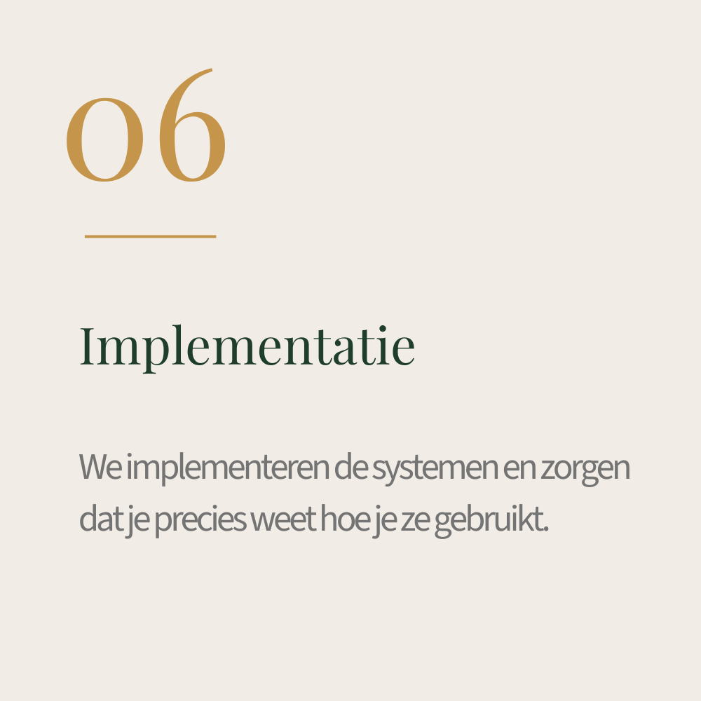 Pagina uit een presentatiedocument met de titel 'Implementatie' en de tekst 'We implementeren de systemen en zorgen dat je precies weet hoe je ze gebruikt'.